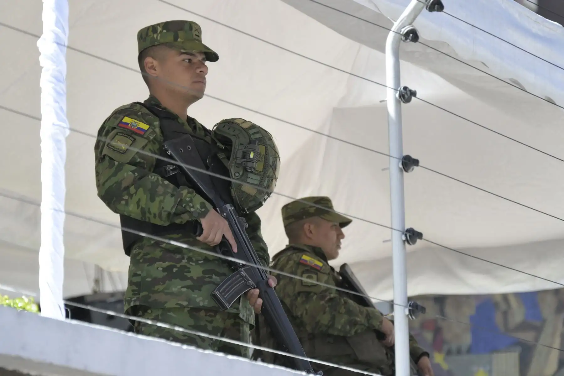 Soldados montan guardia afuera del Consejo Nacional Electoral en Quito, el 18 de agosto de 2023. En medio de la conmoción por la muerte a tiros de un candidato y la violencia vinculada al narcotráfico, Ecuador votará este domingo en elecciones anticipadas para elegir un nuevo presidente y poner un poner fin a una crisis institucional. El presidente derechista Guillermo Lasso, acorralado por un juicio político, disolvió en mayo el Congreso opositor y adelantó las elecciones generales.
Foto: AFP