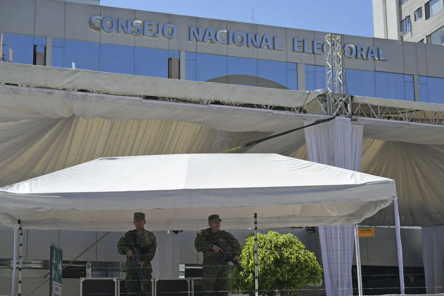 Soldados montan guardia afuera del Consejo Nacional Electoral en Quito, el 18 de agosto de 2023. En medio de la conmoción por la muerte a tiros de un candidato y la violencia vinculada al narcotráfico, Ecuador votará este domingo en elecciones anticipadas para elegir un nuevo presidente y poner un poner fin a una crisis institucional. El presidente derechista Guillermo Lasso, acorralado por un juicio político, disolvió en mayo el Congreso opositor y adelantó las elecciones generales.
Foto: AFP