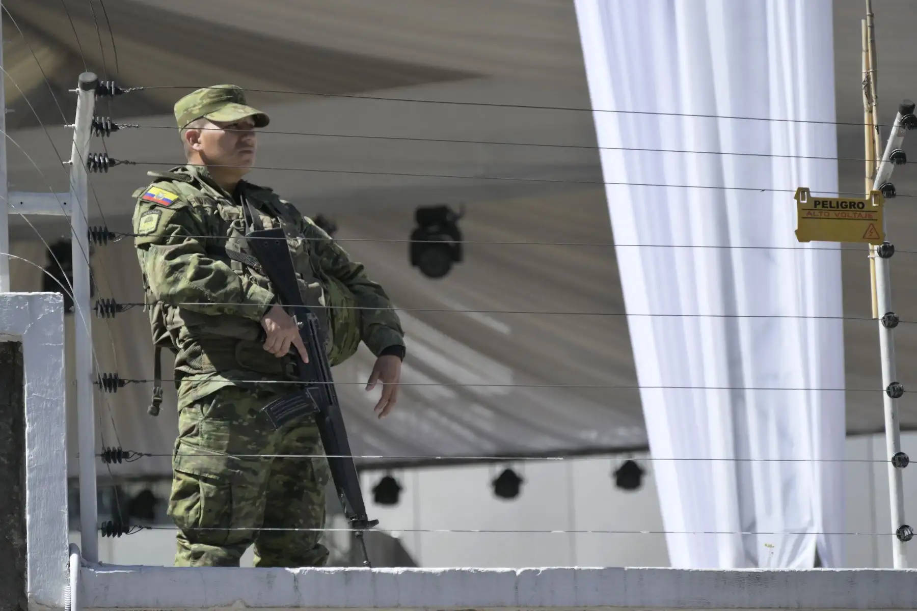 Un soldado hace guardia frente al Consejo Nacional Electoral en Quito, el 18 de agosto de 2023. En medio de la conmoción por la muerte a tiros de un candidato y la violencia vinculada al narcotráfico, Ecuador votará este domingo en elecciones anticipadas para elegir un nuevo presidente y poner el fin de una crisis institucional. El presidente derechista Guillermo Lasso, acorralado por un juicio político, disolvió en mayo el Congreso opositor y adelantó las elecciones generales.
Foto: AFP