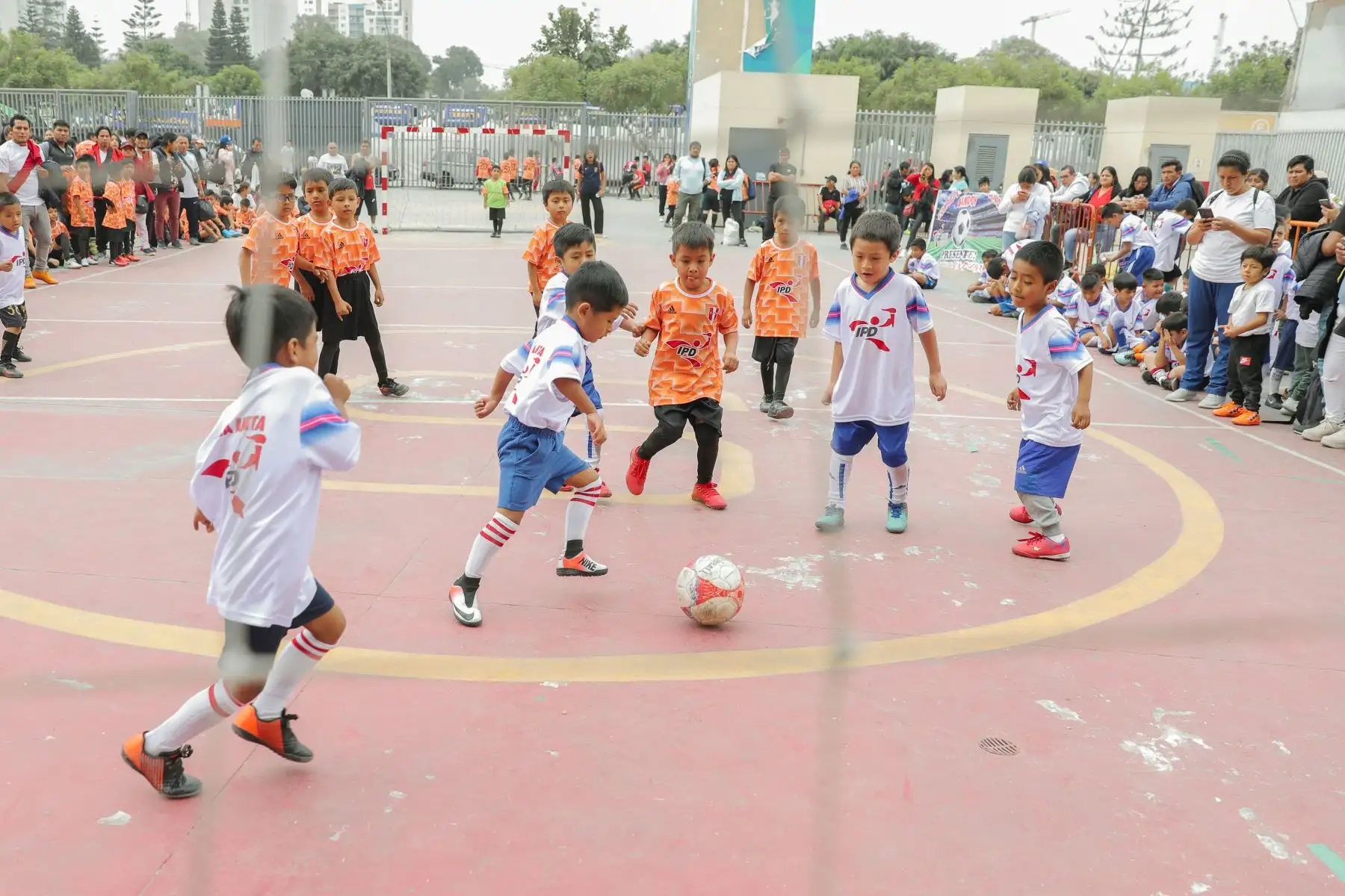 En el marco del día del niño el IPD celebro en el estadio Nacional organizando campeonato relámpago de fútbol, vóley y básquetbol, hubo show infantil a cargo de la Policía Nacional del Perú y capacitación lúdica en educación ambiental Foto: IPD
