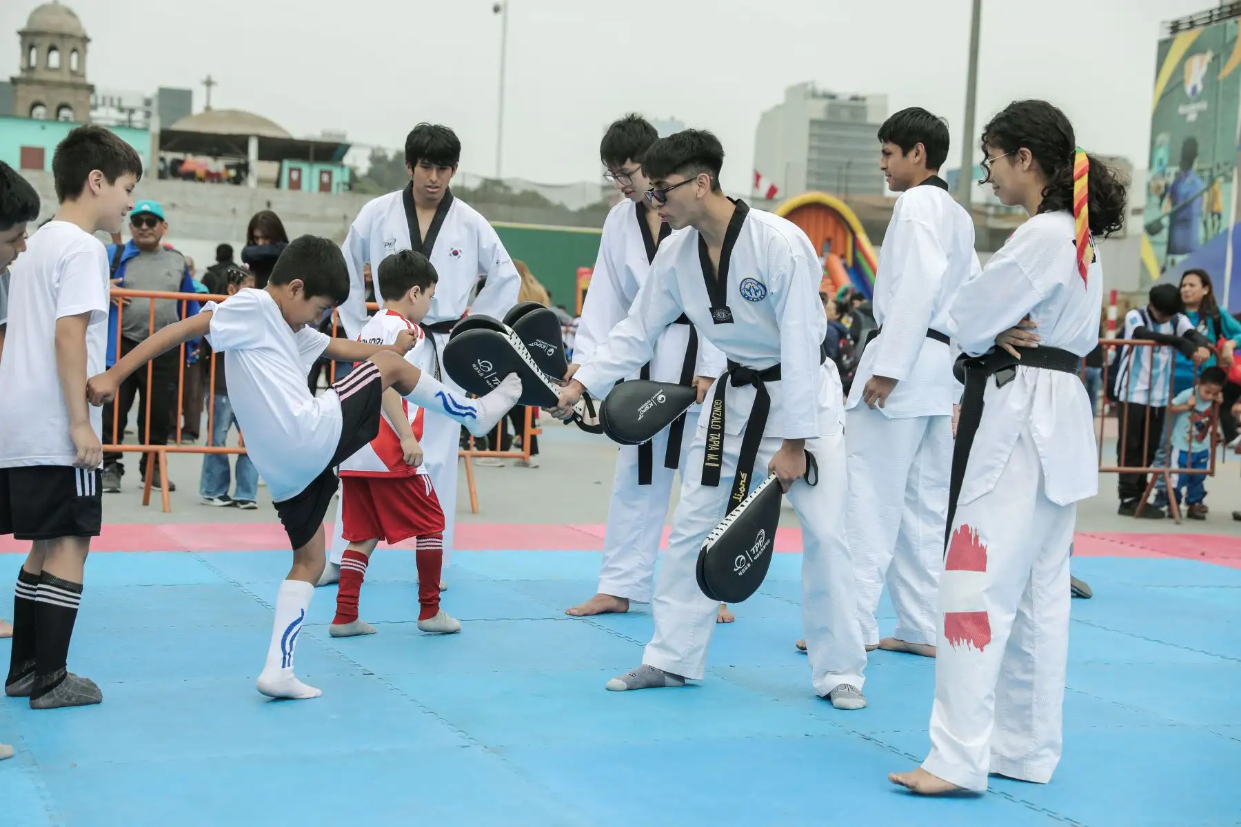 En el marco del día del niño el IPD celebro en el estadio Nacional organizando campeonato relámpago de fútbol, vóley y básquetbol, hubo show infantil a cargo de la Policía Nacional del Perú y capacitación lúdica en educación ambiental Foto: IPD