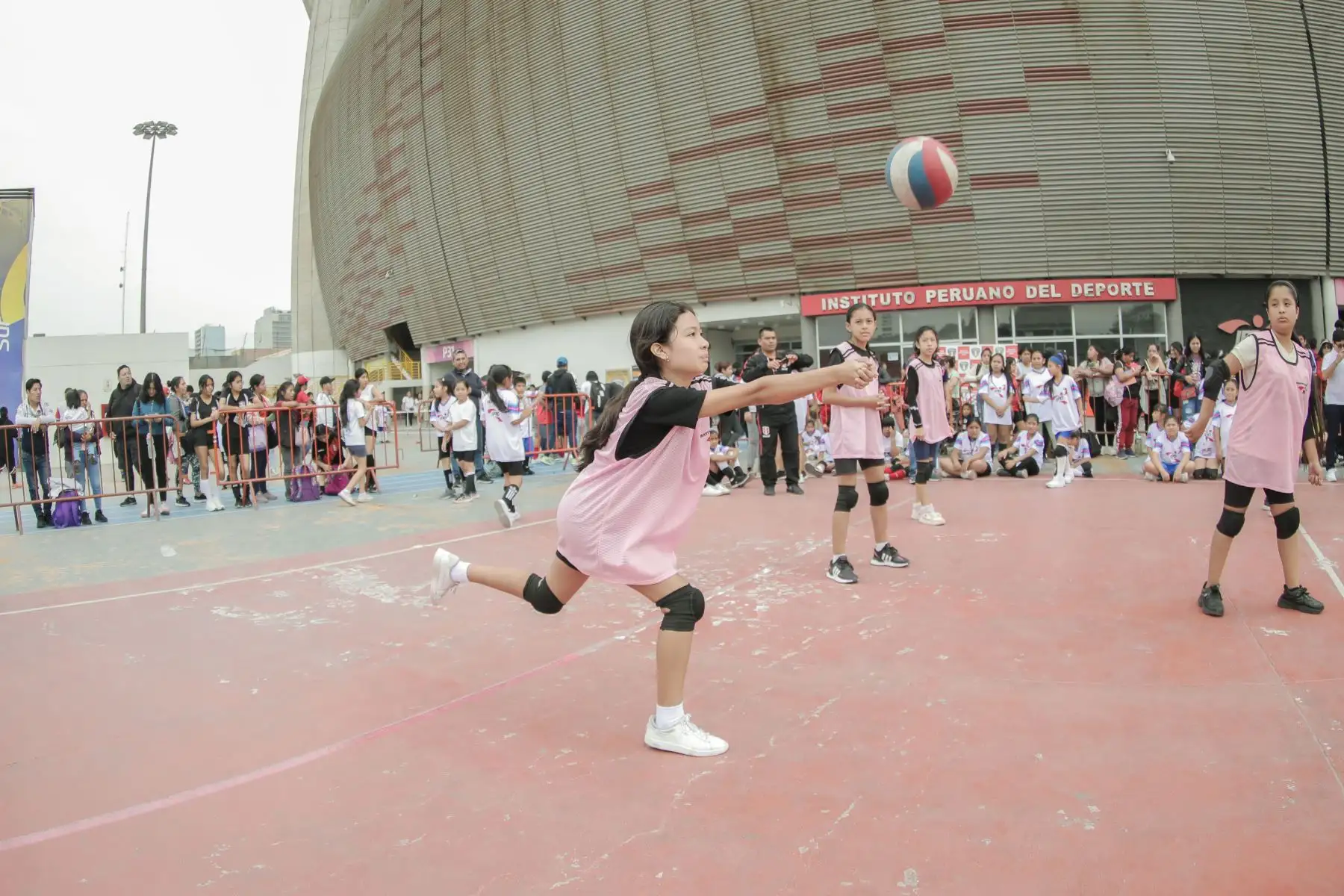 En el marco del día del niño el IPD celebro en el estadio Nacional organizando campeonato relámpago de fútbol, vóley y básquetbol, hubo show infantil a cargo de la Policía Nacional del Perú y capacitación lúdica en educación ambiental Foto: IPD