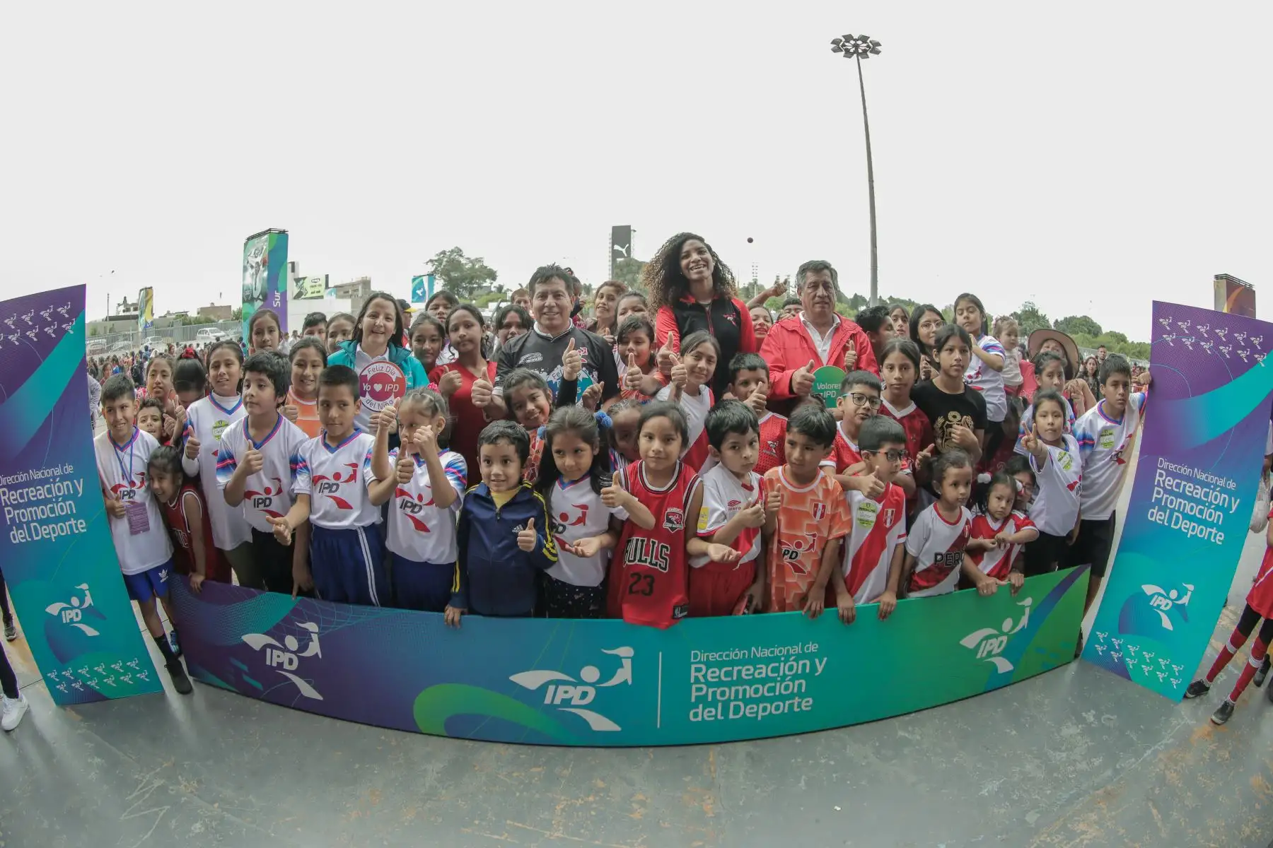 En el marco del día del niño el IPD celebro en el estadio Nacional organizando campeonato relámpago de fútbol, vóley y básquetbol, hubo show infantil a cargo de la Policía Nacional del Perú y capacitación lúdica en educación ambiental Foto: IPD