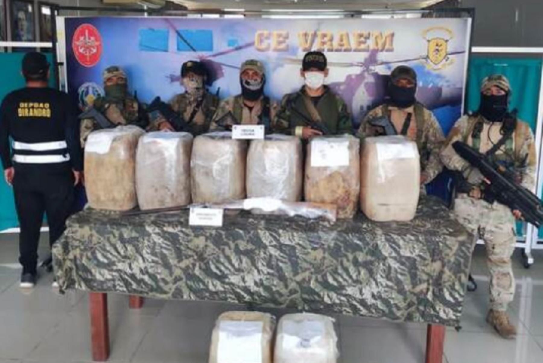 Producto de las permanentes acciones de inteligencia, la Policía Nacional del Perú (PNP) dio un duro golpe a una organización dedicada al narcotráfico, al decomisar 270 kilos de droga líquida en el centro poblado de Mayapo, en el 
distrito de Llochegua, provincia de Huanta, región Ayacucho.