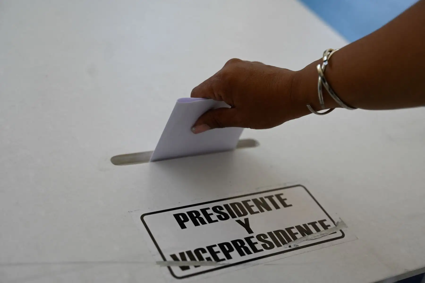 Un miembro de la Junta Electoral Departamental de Guatemala instala una mesa de votación en una escuela en el pueblo de Puerta Parada, Santa Catarina Pinula, Guatemala.
Foto: AFP
