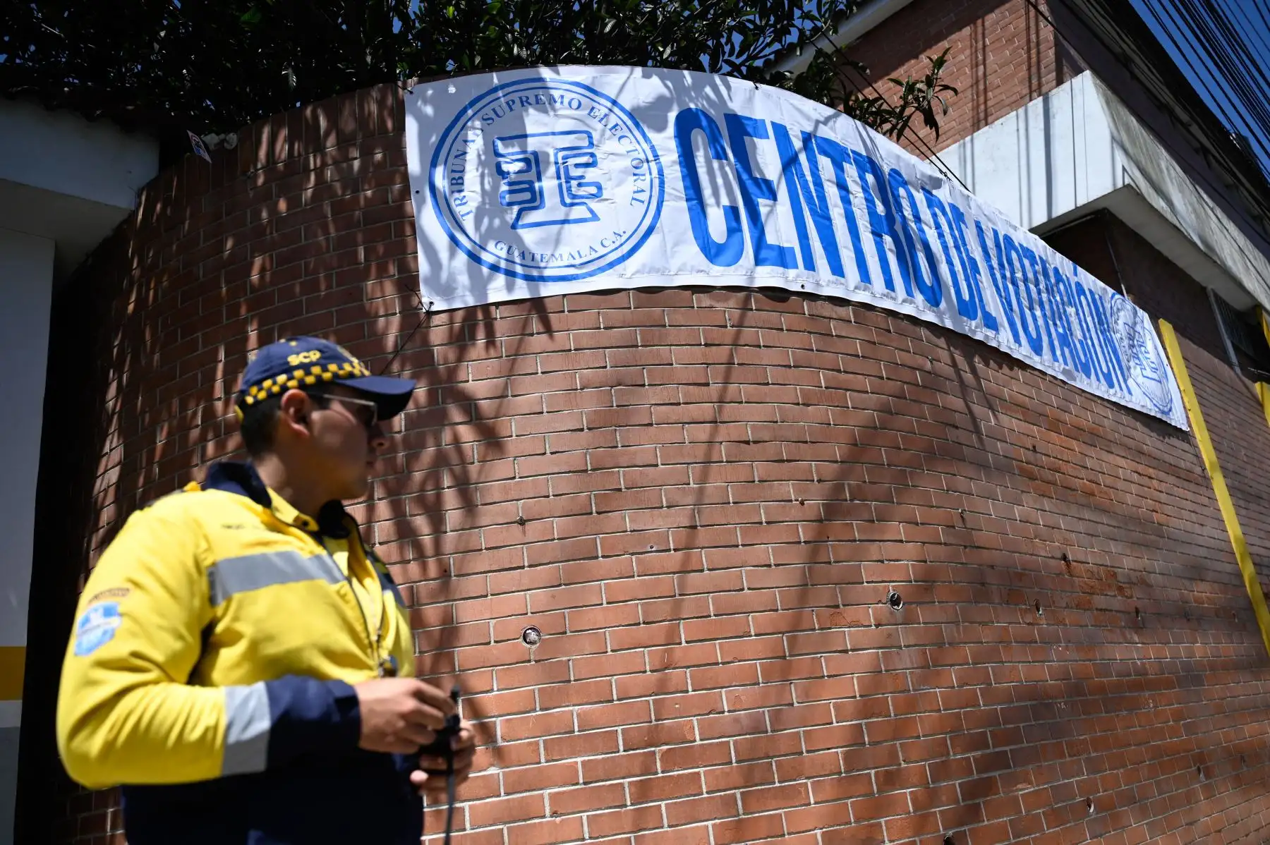 Un oficial de la policía municipal hace guardia frente a una escuela donde se instalarán los colegios electorales en el pueblo de Puerta Parada, Santa Catarina Pinula, Guatemala.
Foto: AFP