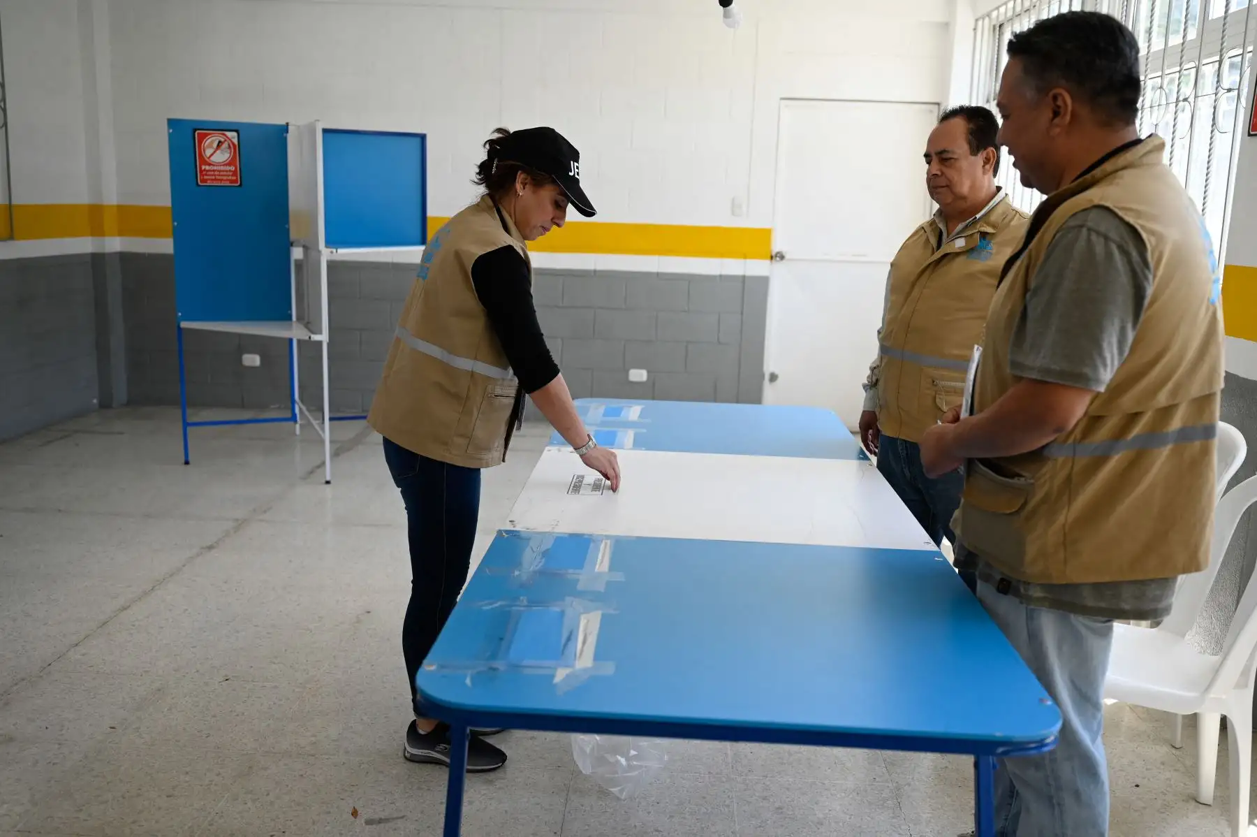Miembros de la Junta Electoral Departamental de Guatemala instalaron una mesa de votación en una escuela en el pueblo de Puerta Parada, Santa Catarina Pinula, Guatemala.
Foto: AFP