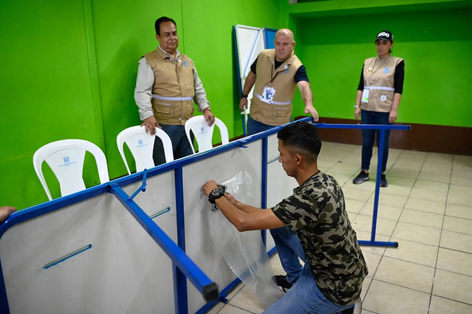 Miembros de la Junta Electoral Departamental de Guatemala instalaron una mesa de votación en una escuela en Fraijanes, Guatemala.
Foto: AFP