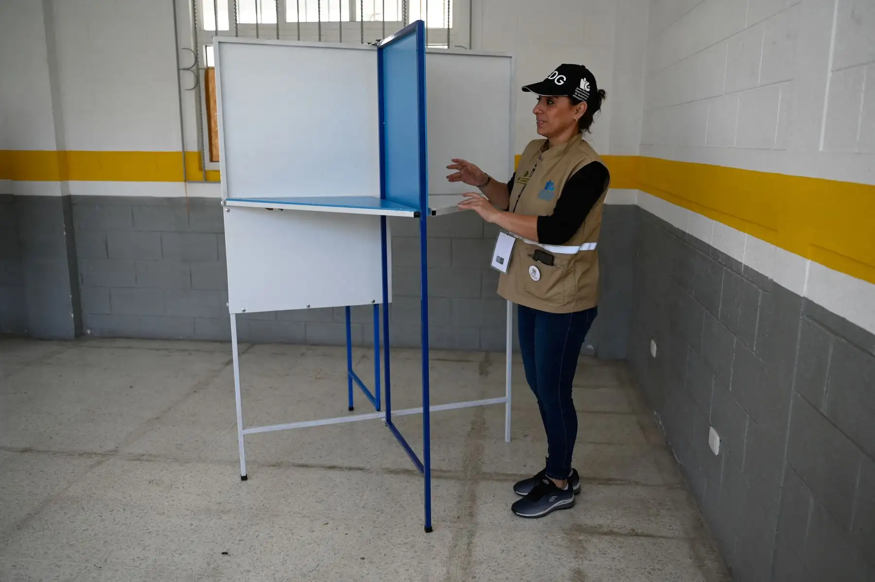 Un miembro de la Junta Electoral Departamental de Guatemala instala una mesa de votación en una escuela en el pueblo de Puerta Parada, Santa Catarina Pinula, Guatemala.
Foto: AFP