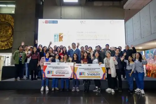 La ministra de Cultura, Leslie Urteaga, entregó cheques simbólicos por más de S/1 millón a las y los beneficiarios de las líneas de acción “Barrio Seguro con Cultura” y “Casa Cultural” del Plan RescatArte, de Lima metropolitana, Lima provincias y el Callao.