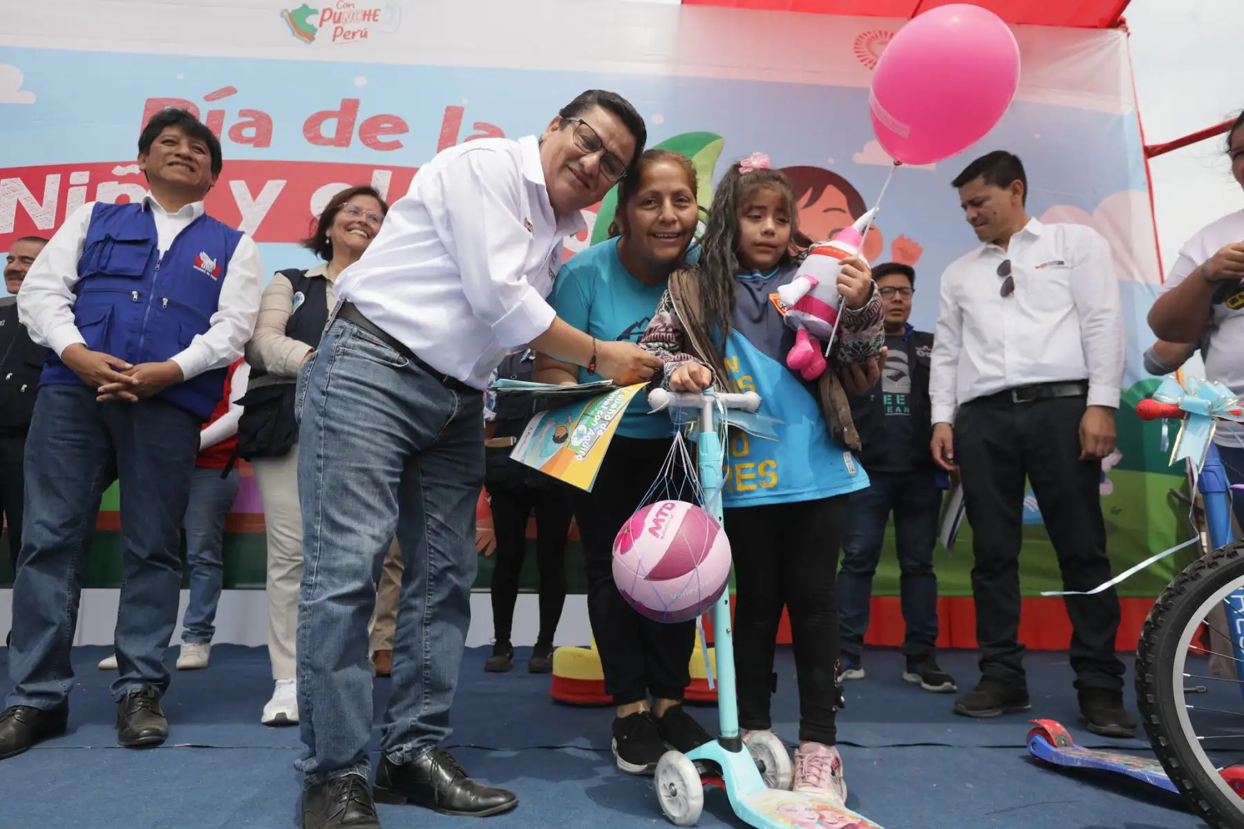 El ministro de Salud, César Vásquez, participó del evento junto a autoridades de la Defensoría del Perú y la Municipalidad de Los Olivos, en donde anunció que se implementará el Programa Niños de Hierro para reducir la anemia y desnutrición crónica infantil.
Foto: Minsa
