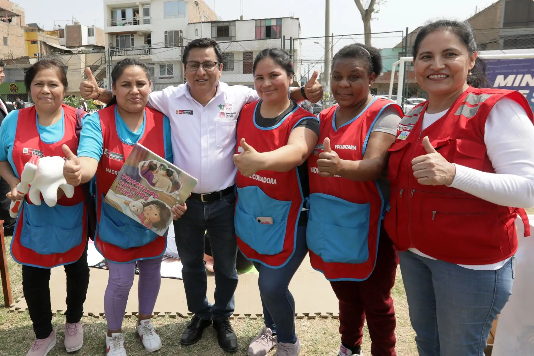 El ministro de Salud, César Vásquez, participó del evento junto a autoridades de la Defensoría del Perú y la Municipalidad de Los Olivos, en donde anunció que se implementará el Programa Niños de Hierro para reducir la anemia y desnutrición crónica infantil.
Foto: Minsa