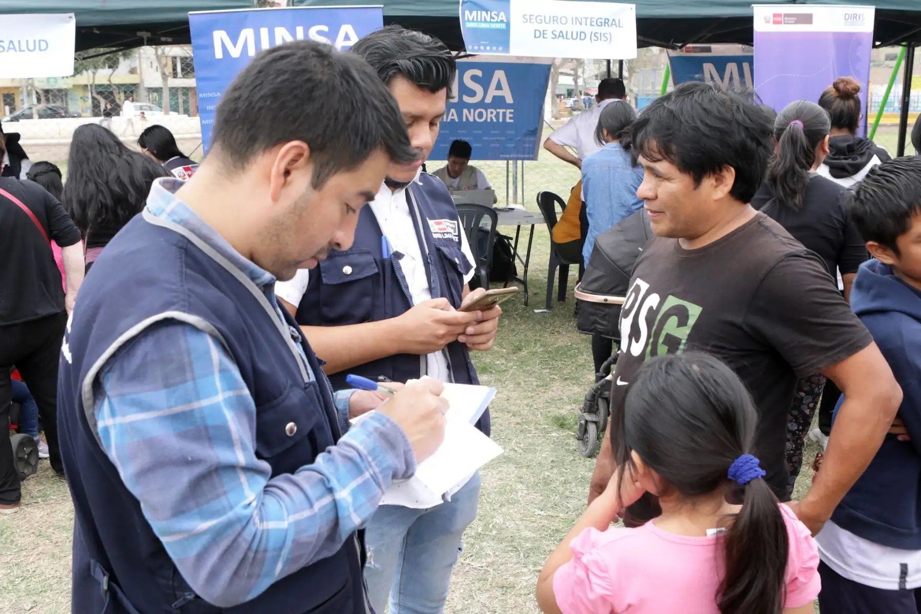 El ministro de Salud, César Vásquez, participó del evento junto a autoridades de la Defensoría del Perú y la Municipalidad de Los Olivos, en donde anunció que se implementará el Programa Niños de Hierro para reducir la anemia y desnutrición crónica infantil.
Foto: Minsa