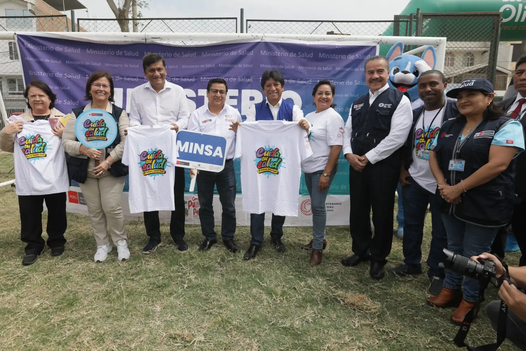 El ministro de Salud, César Vásquez, participó del evento junto a autoridades de la Defensoría del Perú y la Municipalidad de Los Olivos, en donde anunció que se implementará el Programa Niños de Hierro para reducir la anemia y desnutrición crónica infantil.
Foto: Minsa