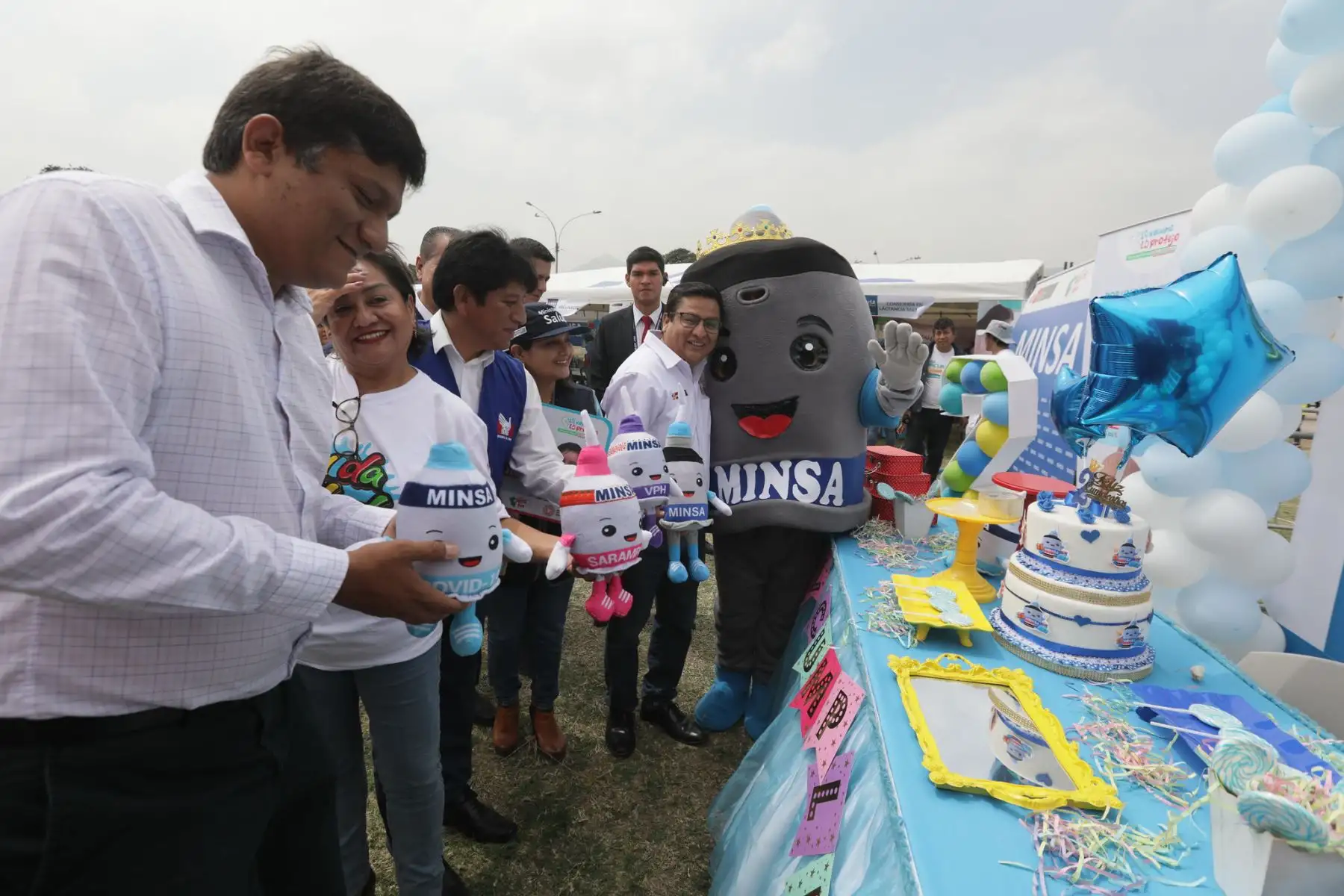 El ministro de Salud, César Vásquez, participó del evento junto a autoridades de la Defensoría del Perú y la Municipalidad de Los Olivos, en donde anunció que se implementará el Programa Niños de Hierro para reducir la anemia y desnutrición crónica infantil.
Foto: Minsa