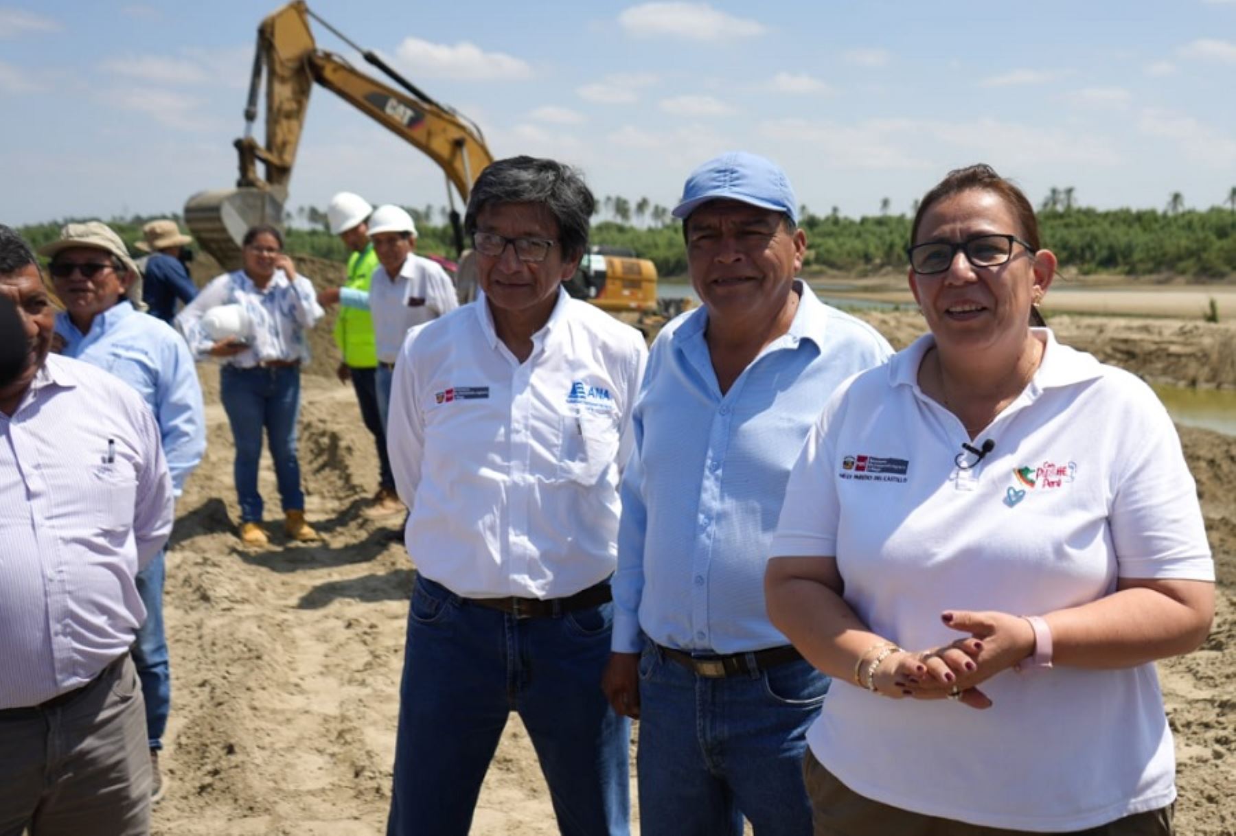 Como parte de las acciones preparatorias ante la alerta del Fenómeno El Niño global, la ministra de Desarrollo Agrario y Riego, Nelly Paredes del Castillo, llegó a esta región para supervisar las labores descolmatación y limpieza en la zona del Puente Independencia.