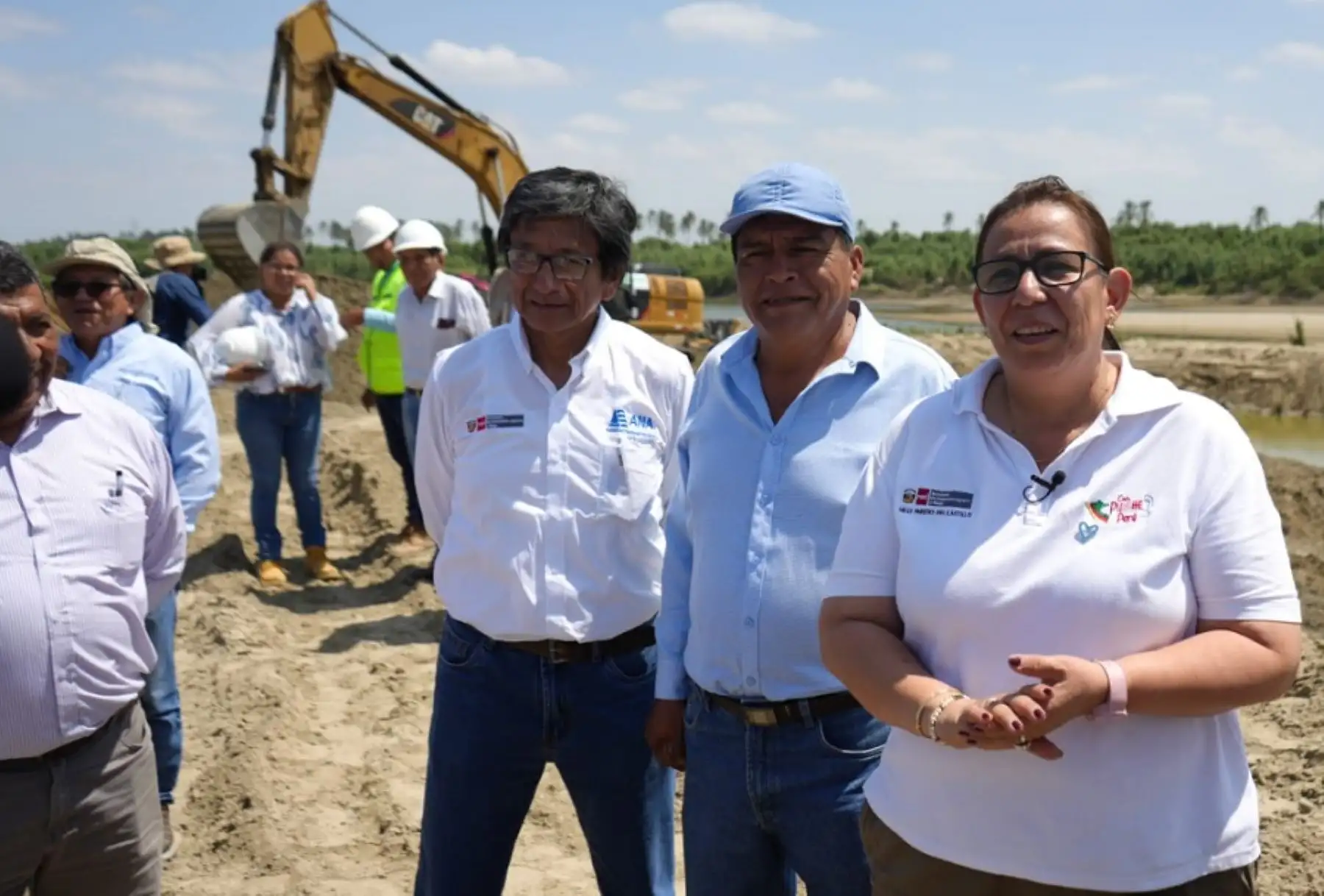 Como parte de las acciones preparatorias ante la alerta del Fenómeno El Niño global, la ministra de Desarrollo Agrario y Riego, Nelly Paredes del Castillo, llegó a esta región para supervisar las labores descolmatación y limpieza en la zona del Puente Independencia.