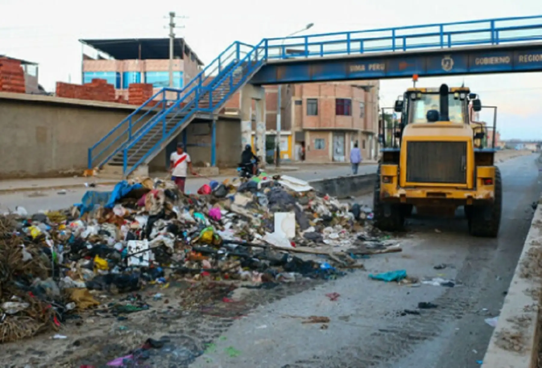 El Ministerio del Ambiente (Minam) viene apoyando técnicamente a la Municipalidad Distrital de Íllimo y al Gobierno Regional de Lambayeque, a fin de solucionar conjuntamente la problemática ambiental de dicha localidad que fue 
afectada por las lluvias e inundaciones ocurridas en los primeros meses de este año. Ello para garantizar la continuidad del servicio de limpieza pública y una adecuada gestión de sus residuos sólidos