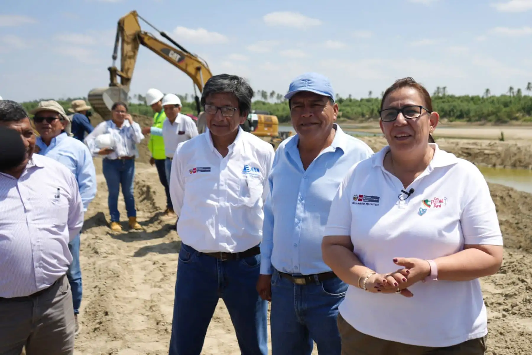 Como parte de las acciones preparatorias ante la alerta del Fenómeno El Niño global, la ministra de Desarrollo Agrario y Riego, Nelly Paredes, 
 inspeccionó las labores de limpieza y descolmatación en la zona del Puente Independencia en Catacaos - Piura, uno de los 91 puntos críticos identificados por ANA. 
Foto: Midagri 

.