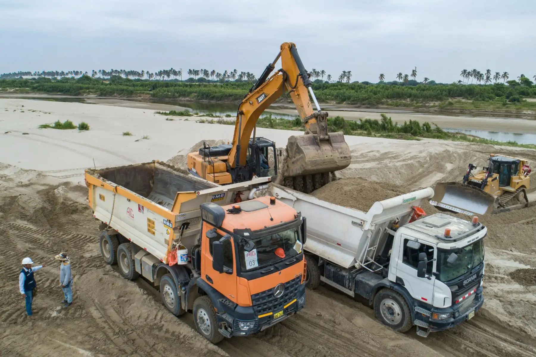 Como parte de las acciones preparatorias ante la alerta del Fenómeno El Niño global, la ministra de Desarrollo Agrario y Riego, Nelly Paredes, 
 inspeccionó las labores de limpieza y descolmatación en la zona del Puente Independencia en Catacaos - Piura, uno de los 91 puntos críticos identificados por ANA. 
Foto: Midagri