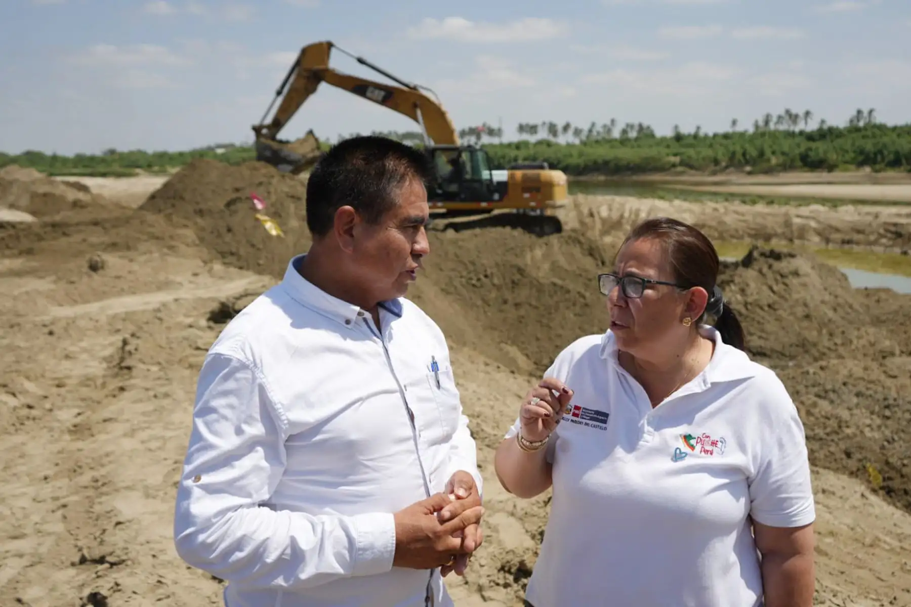 Como parte de las acciones preparatorias ante la alerta del Fenómeno El Niño global, la ministra de Desarrollo Agrario y Riego, Nelly Paredes, 
 inspeccionó las labores de limpieza y descolmatación en la zona del Puente Independencia en Catacaos - Piura, uno de los 91 puntos críticos identificados por ANA. 
Foto: Midagri