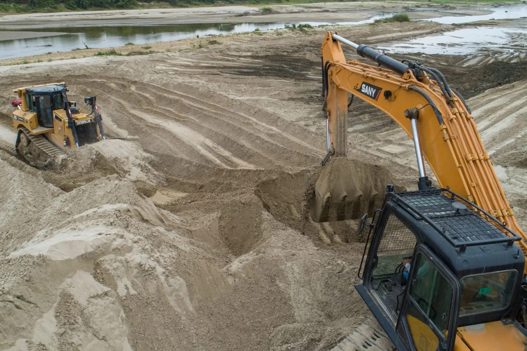 Como parte de las acciones preparatorias ante la alerta del Fenómeno El Niño global, la ministra de Desarrollo Agrario y Riego, Nelly Paredes, 
 inspeccionó las labores de limpieza y descolmatación en la zona del Puente Independencia en Catacaos - Piura, uno de los 91 puntos críticos identificados por ANA. 
Foto: Midagri