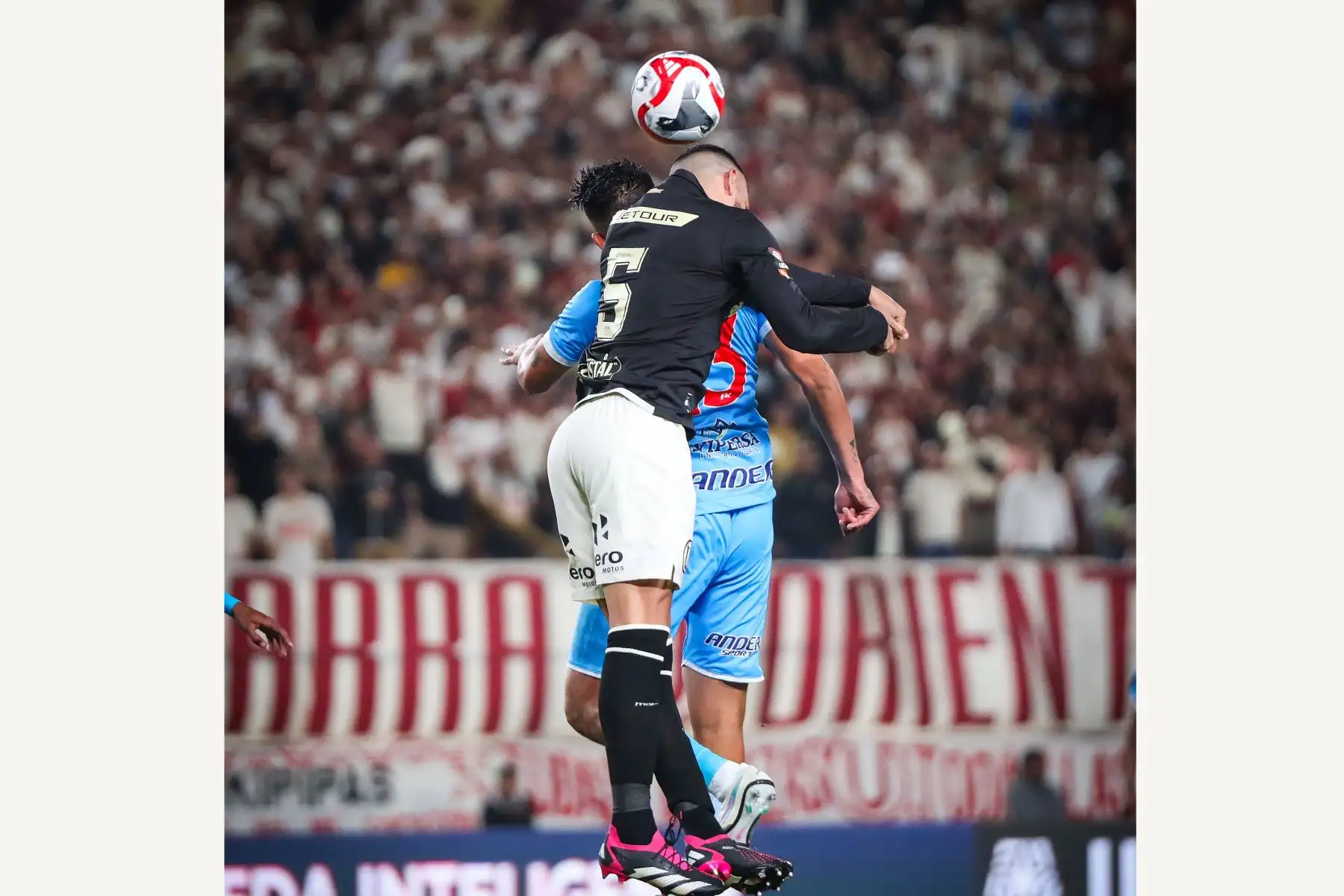 El jugador Di Benedetto de Universitario de Deportes disputa el balón ante el jugador del Deportivo Garcilaso por la fecha 10 del Torneo Clausura en el estadio Monumental de Ate. 
Foto: Universitario de Deportes