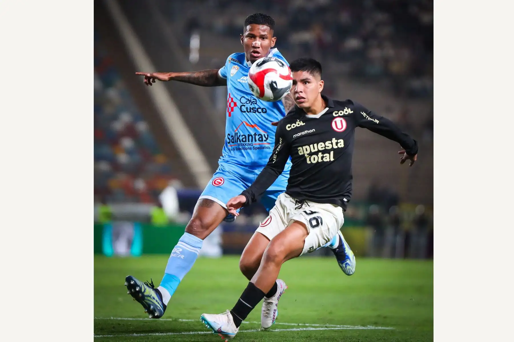 El jugador Piero Quispe de Universitario de Deportes disputa el balón ante el jugador del Deportivo Garcilaso por la fecha 10 del Torneo Clausura en el estadio Monumental de Ate. 
Foto: Universitario de Deportes