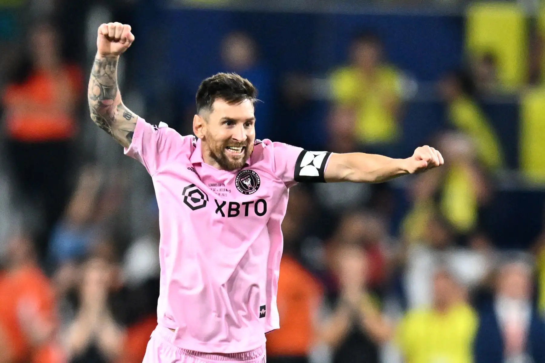 El delantero argentino de Inter Miami, Lionel Messi, celebra después de ganar la final de la Copa de la Liga contra Nashville SC en el Geodis Park de Nashville, Tennessee.
Foto: AFP