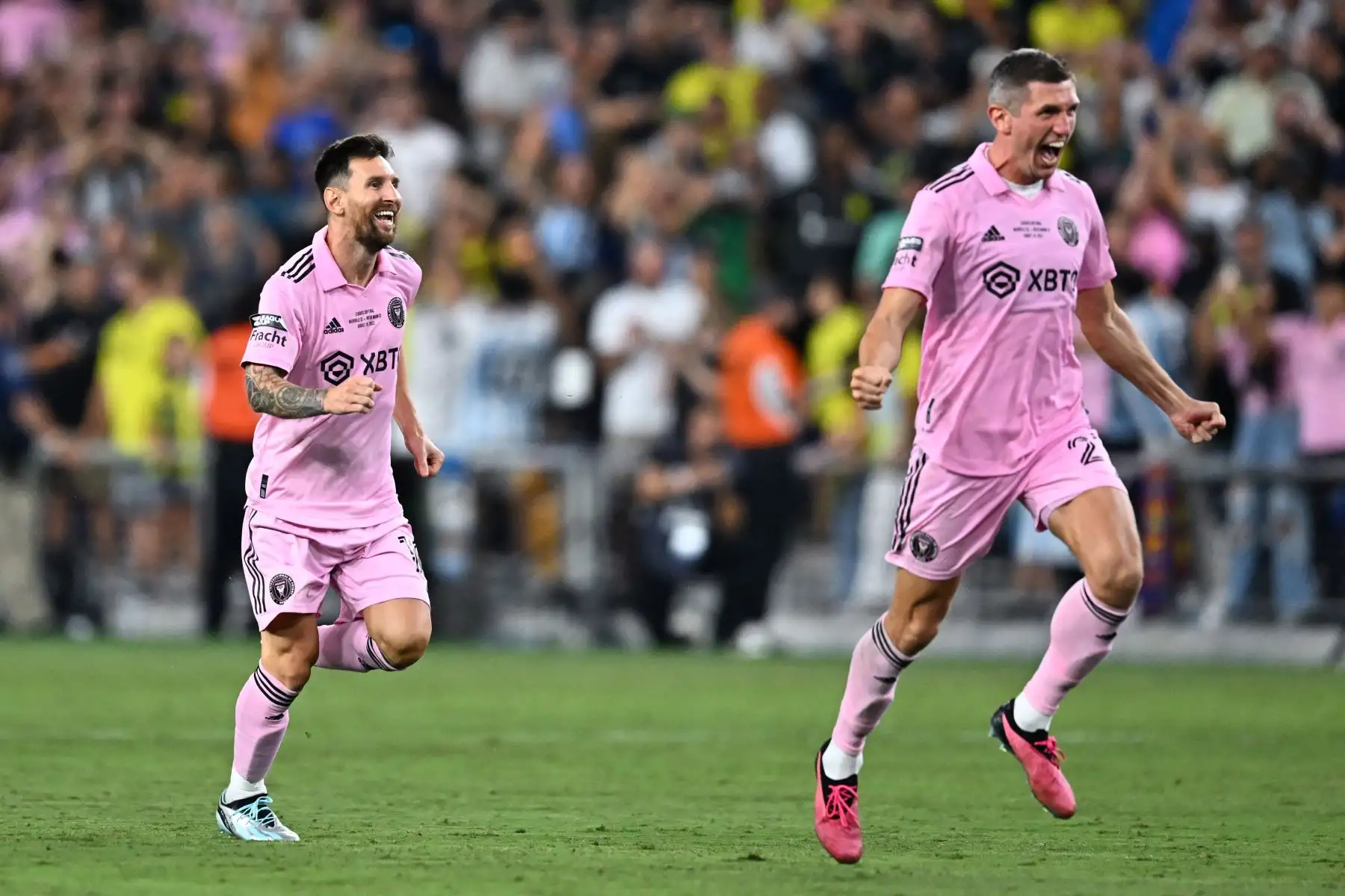 El delantero argentino de Inter Miami, Lionel Messi, y el defensor ucraniano  de Inter Miami, Sergii Kryvtsov, celebran después de ganar el partido de fútbol final de la Leagues Cup contra Nashville SC en Geodis Park en Nashville, Tennessee.
Foto: AFP