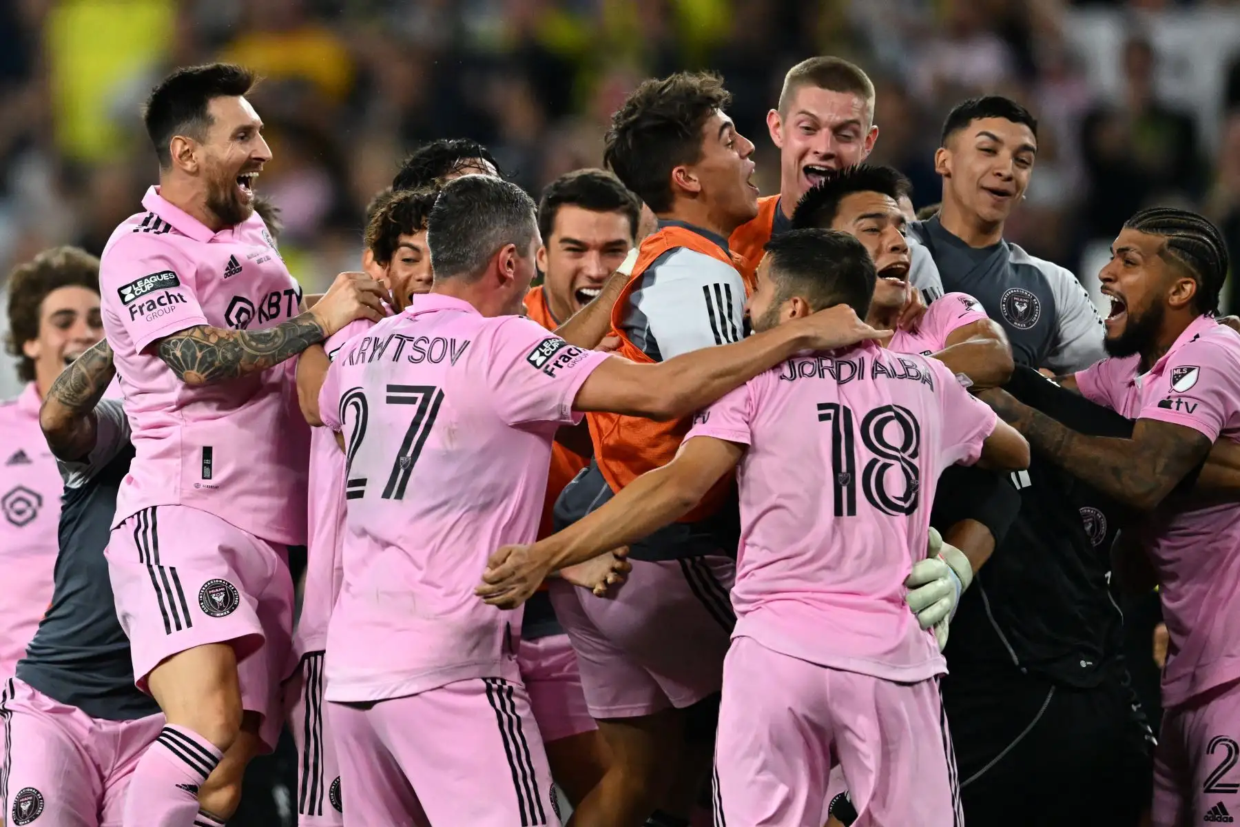 Los jugadores de Inter Miami celebran después de ganar la final de la Copa de la Liga contra Nashville SC en el Geodis Park de Nashville, Tennessee.
Foto: AFP