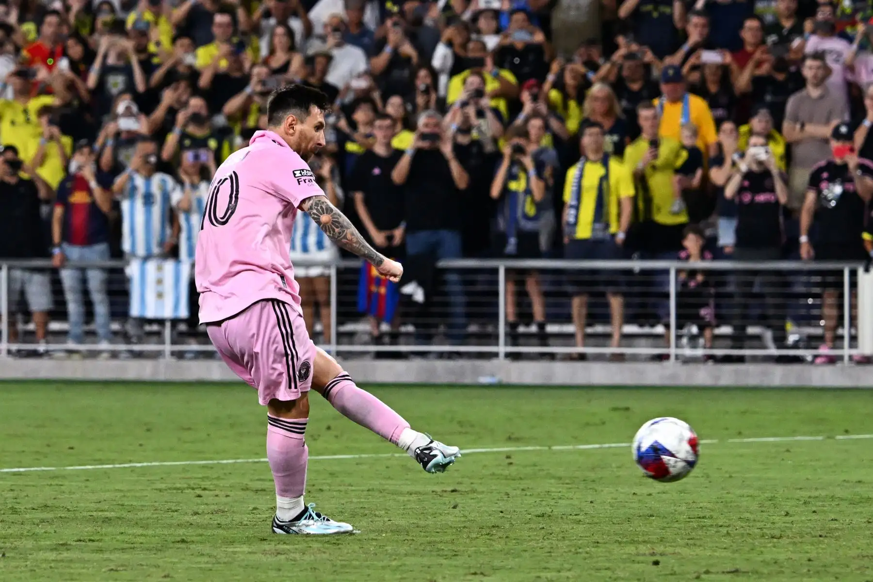 El delantero argentino de Inter Miami, Lionel Messi, patea para anotar durante una tanda de penales durante el partido de fútbol final de la Leagues Cup entre Nashville SC e Inter Miami en el Geodis Park en Nashville, Tennessee.
Foto: AFP