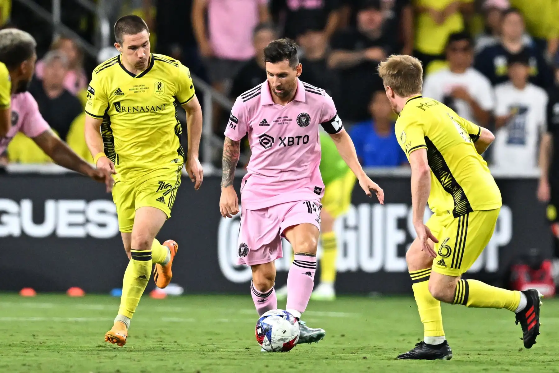 El delantero argentino Lionel Messi lucha por el balón con el centrocampista estadounidense de Nashville  Alex Muyl y el centrocampista estadounidense de Nashville,  Dax McCarty durante el partido de fútbol final de la Leagues Cup.
Foto: AFP
