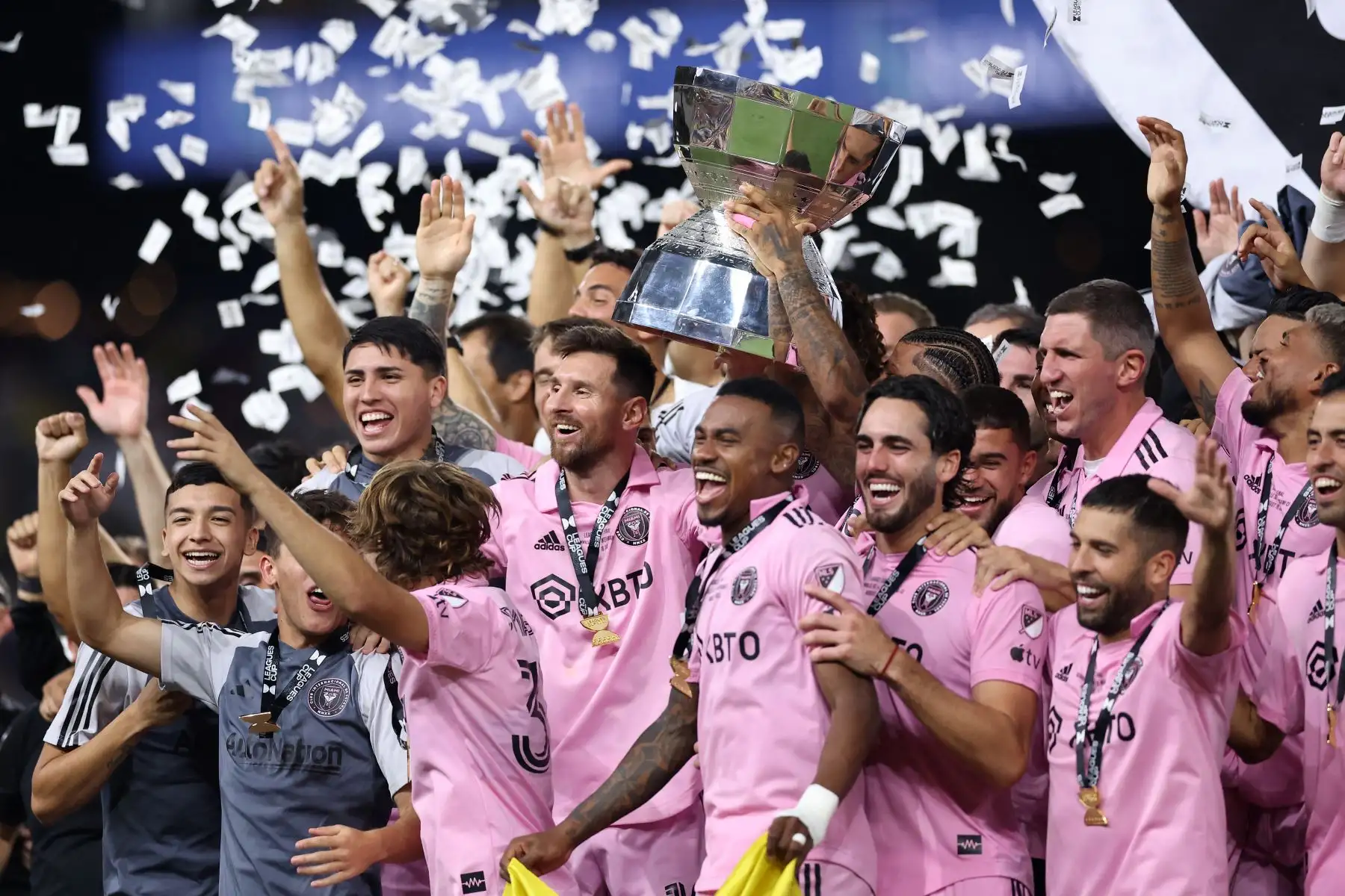 Lionel Messi de Inter Miami levanta el trofeo con sus compañeros de equipo después de derrotar al Nashville SC para ganar el partido final de Leagues Cup 2023.
Foto: AFP