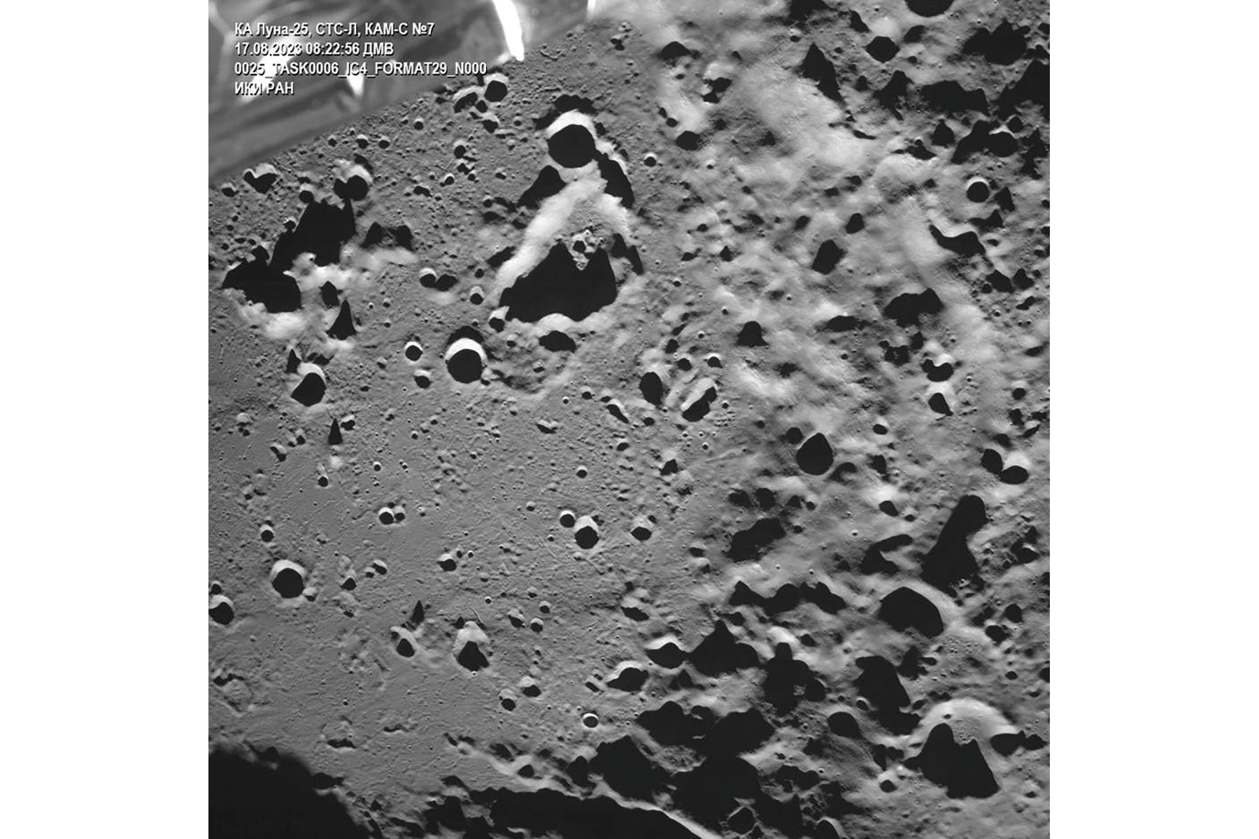 Leyenda: Luna-25, primera sonda lanzada por Rusia hacia la Luna desde 1976, chocó contra la superficie lunar tras un problema ocurrido el sábado durante una maniobra previa a su alunizaje, anunció la agencia espacial Roscosmos. Foto: ANDINA/AFP