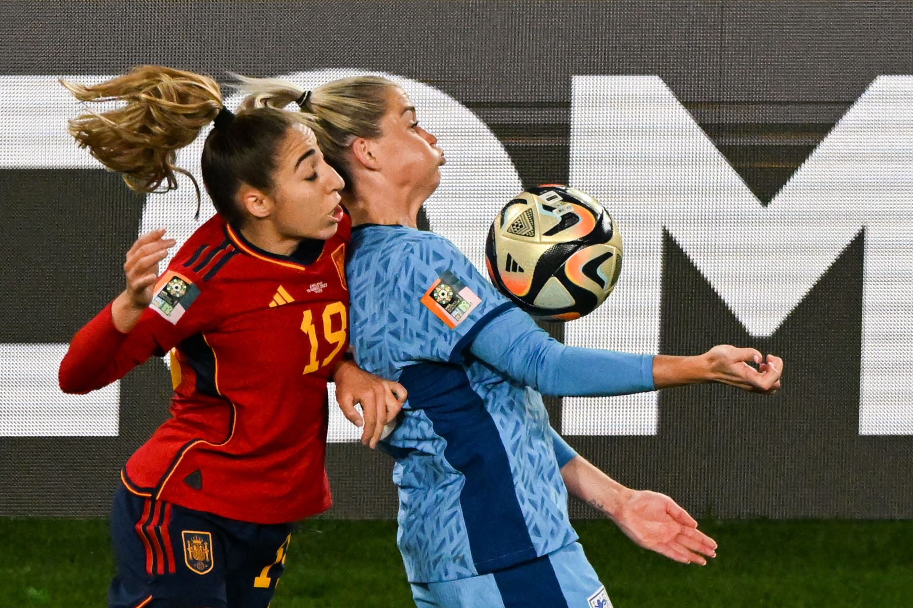 La defensora española # 19 Olga Carmona lucha por el balón durante el partido de fútbol final de la Copa Mundial Femenina 2023 de Australia y Nueva Zelanda entre España e Inglaterra en el Estadio Australia en Sydney el 20 de agosto de 2023.
Foto: AFP