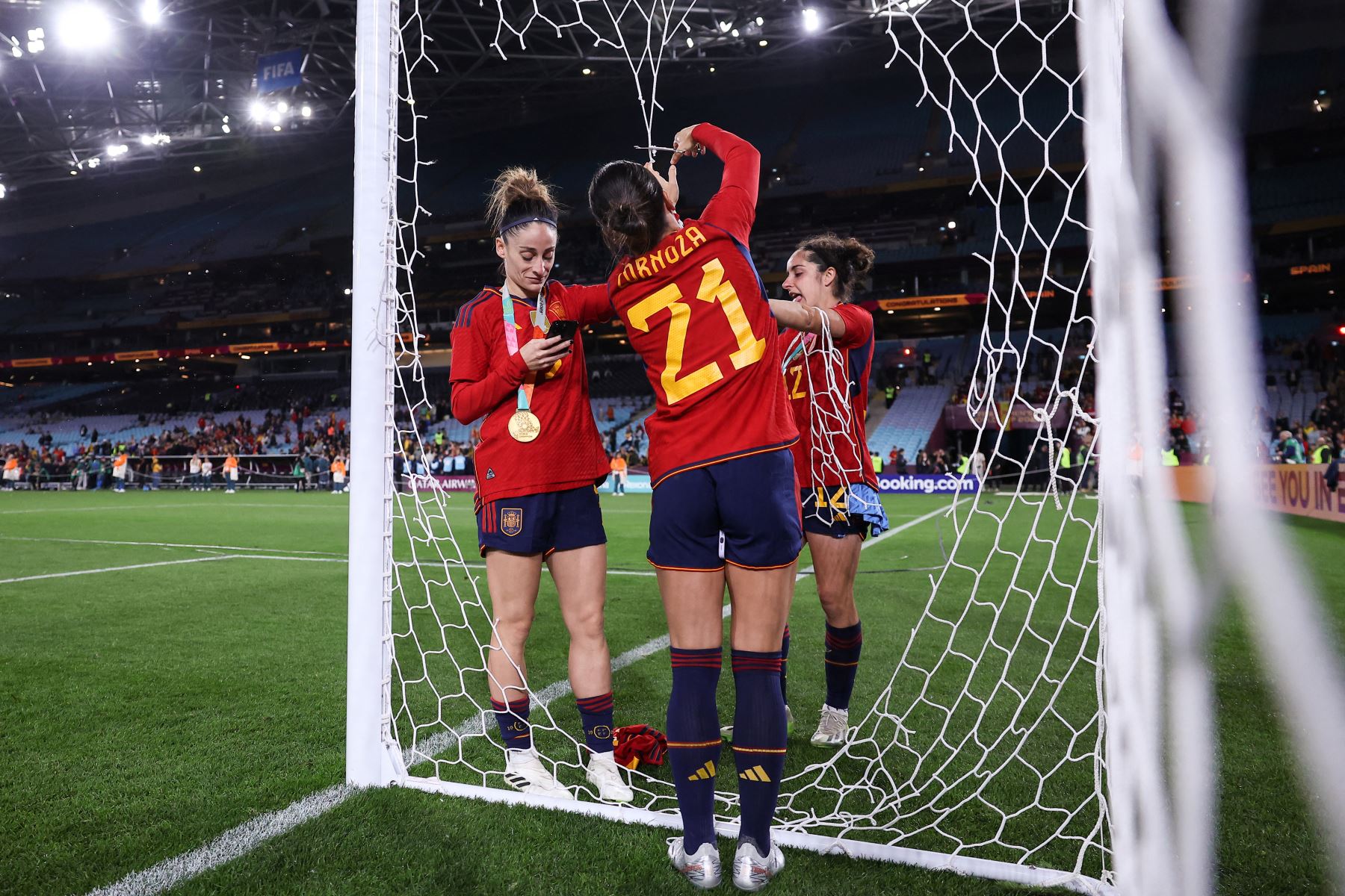 La mediocampista española #21 Claudia Zornoza y la defensora española #12 Oihane Hernández cortaron la red de la portería después de su victoria durante el partido de fútbol final de la Copa Mundial Femenina de Australia y Nueva Zelanda 2023 entre España e Inglaterra en el Estadio Australia en Sydney el 20 de agosto de 2023.
Foto: AFP