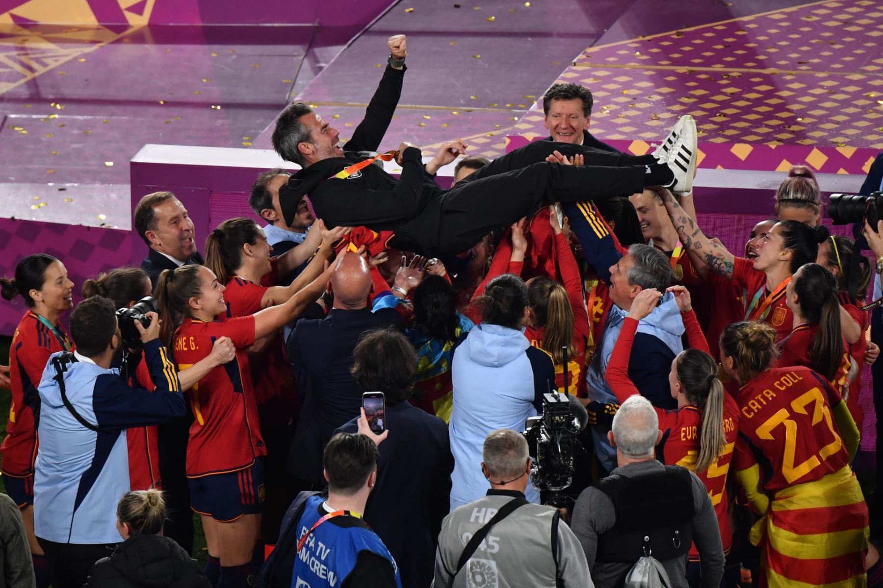 Las jugadoras de España celebran con el entrenador Jorge Vilda después de ganar el partido de fútbol final de la Copa Mundial Femenina de la FIFA 2023 entre España e Inglaterra en el Estadio Australia en Sydney, Australia, el 20 de agosto de 2023. (Mundial de Fútbol, ​​España)
Foto: EFE