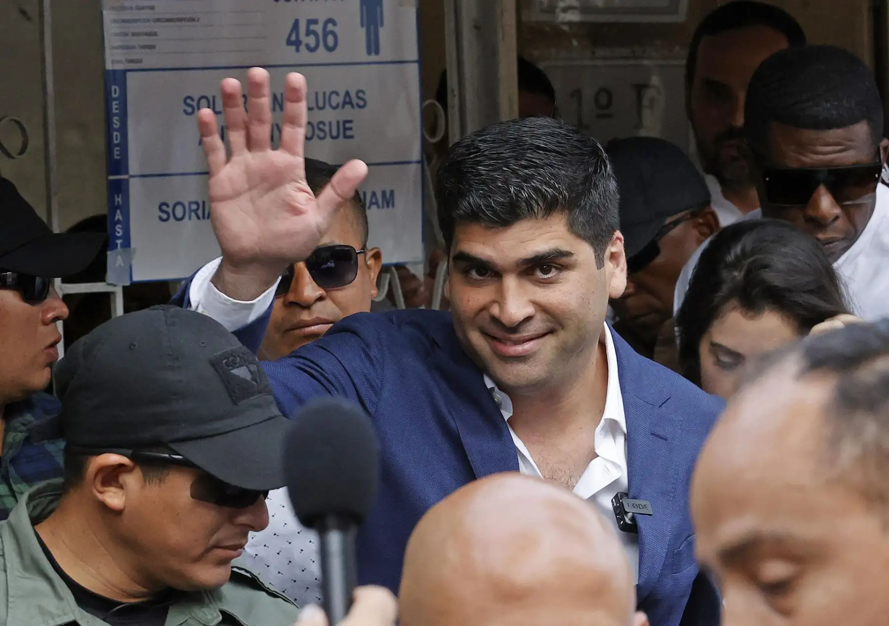 El candidato a la Presidencia ecuatoriana Otto Sonnenholzner saluda luego de acudir a votar para la jornada de elecciones generales hoy, en Guayaquil (Ecuador). Ecuador inició este domingo la jornada de votación de sus elecciones generales extraordinarias y de dos plebiscitos ambientales contra el petróleo y la minería con la apertura de sus centros de votación, donde están convocados a sufragar más de 13,4 millones de ecuatorianos. Los ecuatorianos votaron este domingo para elegir un nuevo presidente o pre