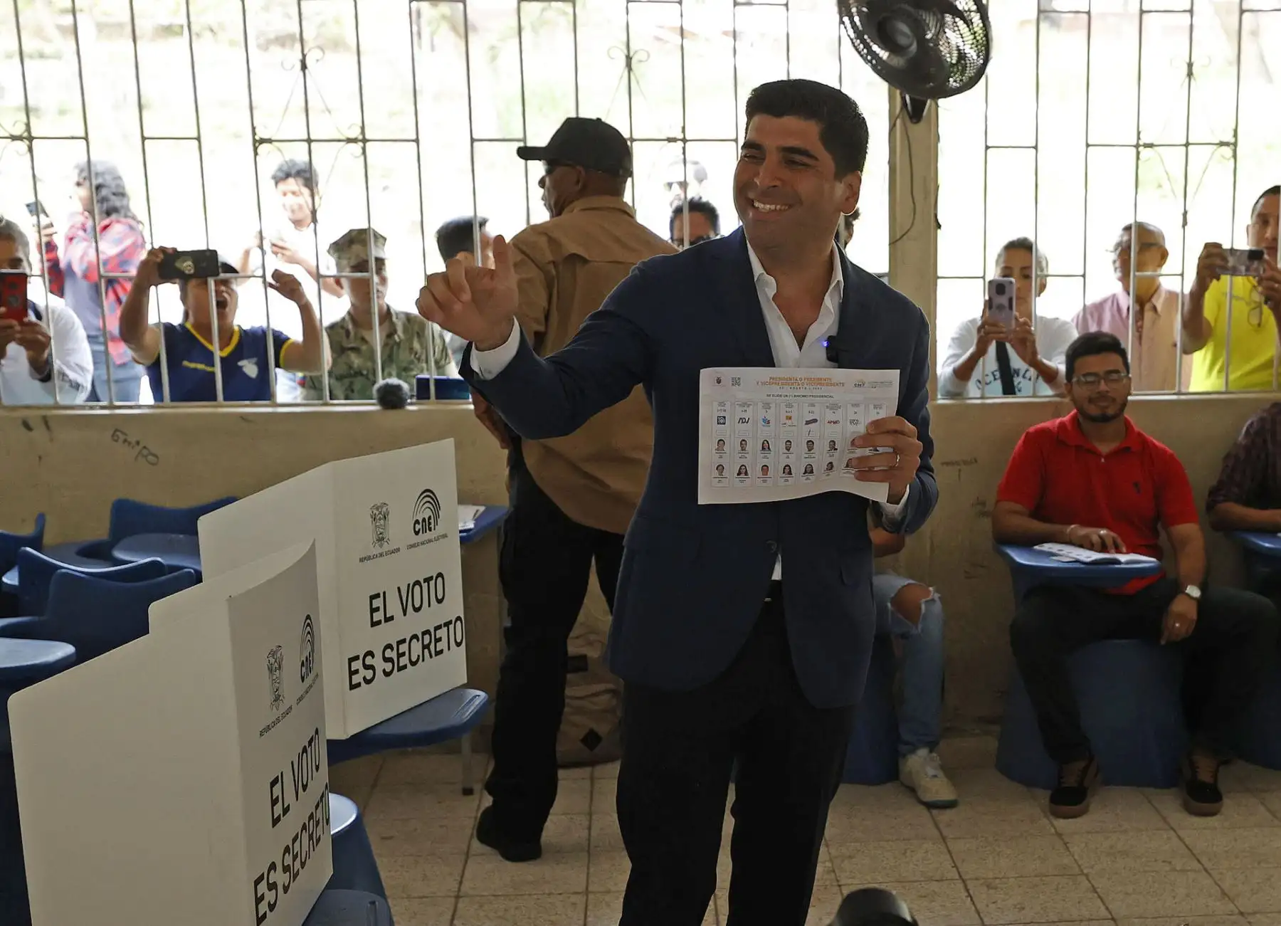 El candidato a la Presidencia ecuatoriana Otto Sonnenholzner acude a votar para la jornada de elecciones generales hoy, en Guayaquil (Ecuador). Ecuador inició este domingo la jornada de votación de sus elecciones generales extraordinarias y de dos plebiscitos ambientales contra el petróleo y la minería con la apertura de sus centros de votación, donde están convocados a sufragar más de 13,4 millones de ecuatorianos. Los ecuatorianos votaron este domingo para elegir un nuevo presidente o presidenta y a los 1