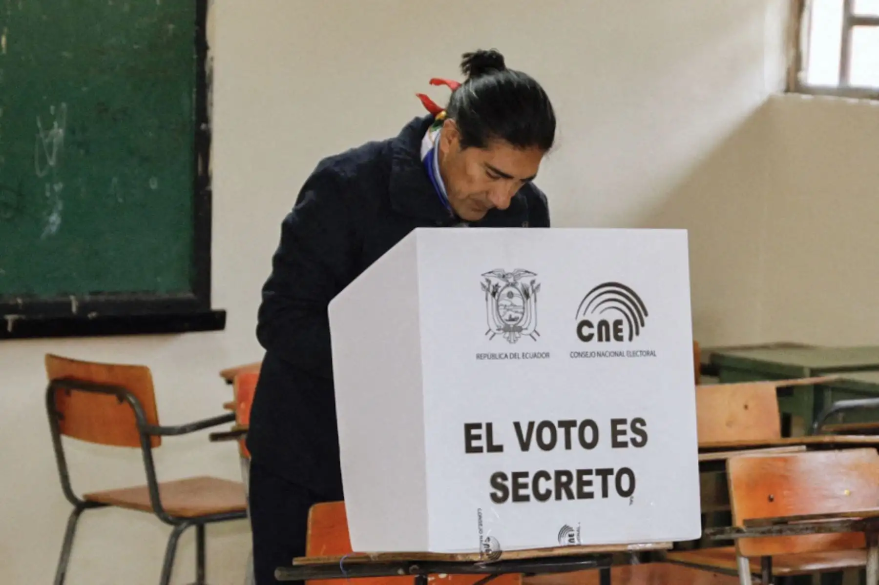 El candidato presidencial de Ecuador por una coalición de movimientos de izquierda, Yaku Pérez, vota en un colegio electoral en Tarqui, provincia de Azuay, durante las elecciones presidenciales ecuatorianas y el referéndum sobre minería y petróleo, el 20 de agosto de 2023. Ecuador celebra elecciones presidenciales después una campaña marcada por el asesinato de uno de los principales candidatos y promete abordar la anarquía que ha sumido a la nación que alguna vez fue pacífica. Junto con la votación preside