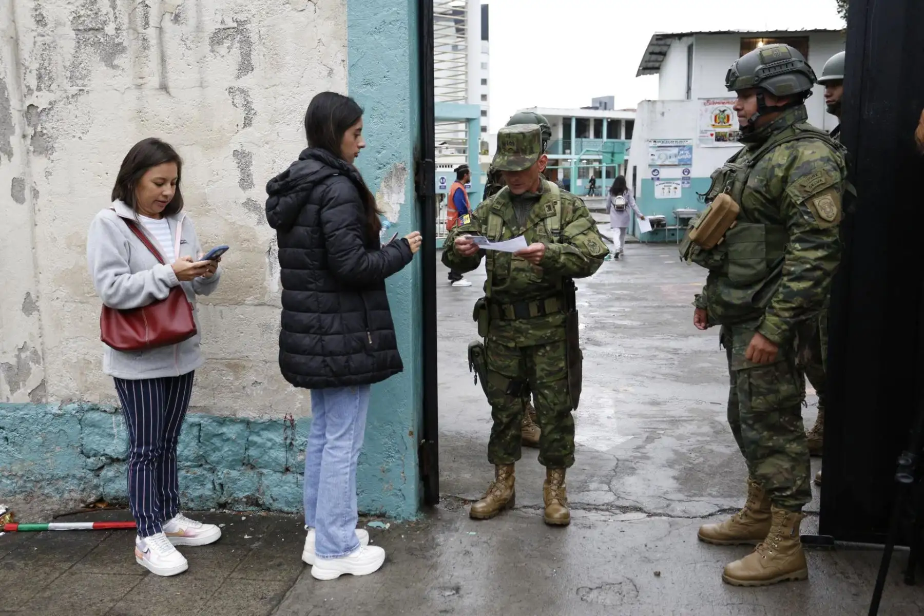 Ciudadanos comienzan a llegar a los centros de votación para la jornada de elecciones generales hoy, en Quito (Ecuador). Ecuador inició este domingo la jornada de votación de sus elecciones generales extraordinarias y de dos plebiscitos ambientales contra el petróleo y la minería con la apertura de sus centros de votación, donde están convocados a sufragar más de 13,4 millones de ecuatorianos. Los ecuatorianos votan este domingo para elegir un nuevo presidente o presidenta y a los 137 nuevos integrantes de