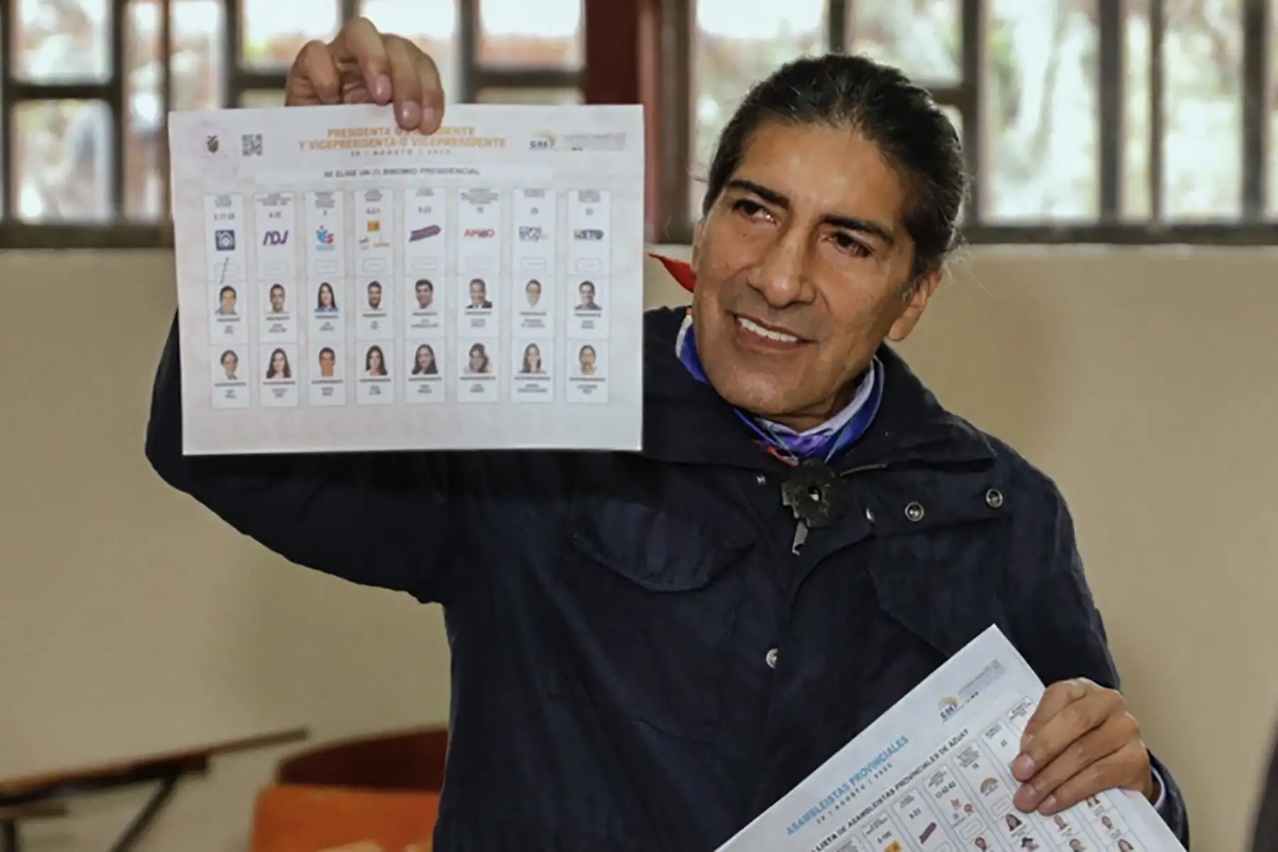 El candidato presidencial de Ecuador por una coalición de movimientos de izquierda, Yaku Pérez, muestra una papeleta mientras vota en un colegio electoral en Tarqui, provincia de Azuay, durante las elecciones presidenciales de Ecuador y el referéndum sobre minería y petróleo, el 20 de agosto de 2023. Ecuador celebra elecciones presidenciales después de una campaña marcada por el asesinato de uno de los principales candidatos y promete abordar la anarquía que ha sumido a la nación que alguna vez fue pacífica