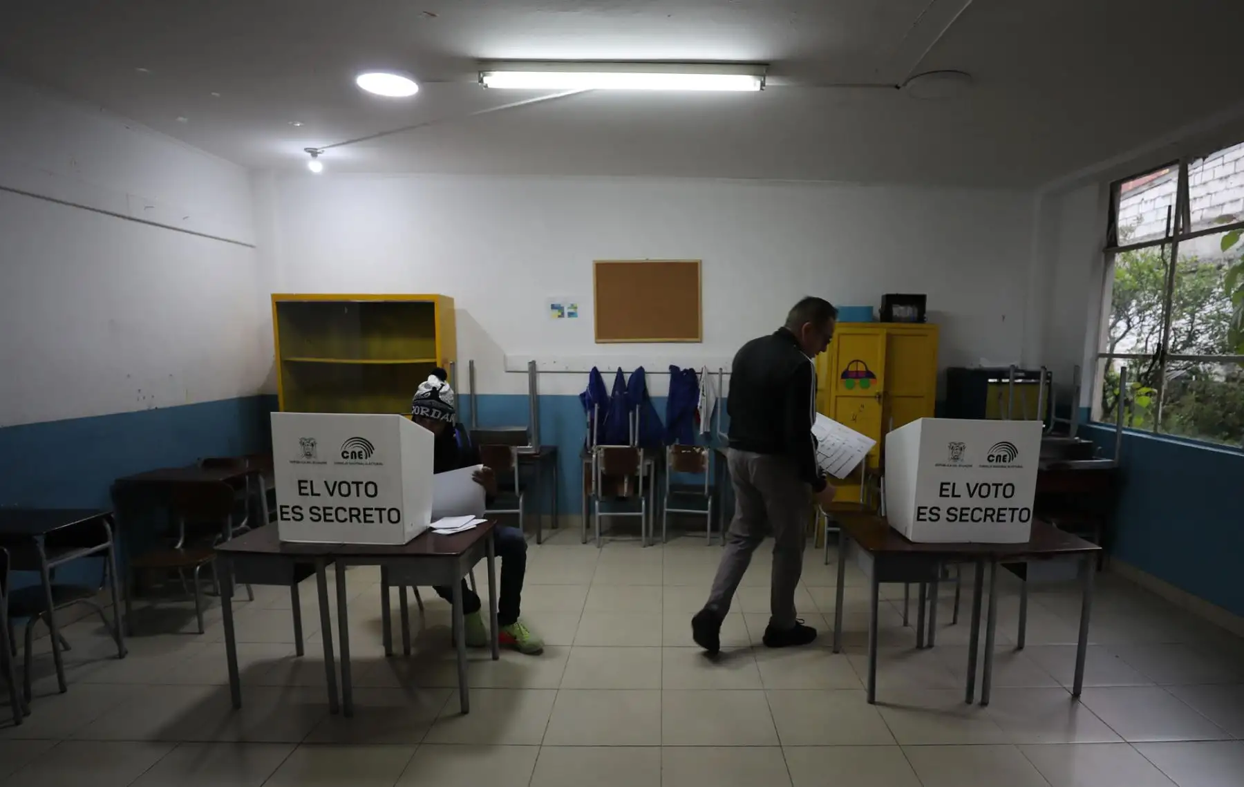 Dos personas acuden a votar para la jornada de elecciones generales hoy, en Quito (Ecuador). Ecuador inició este domingo la jornada de votación de sus elecciones generales extraordinarias y de dos plebiscitos ambientales contra el petróleo y la minería con la apertura de sus centros de votación, donde están convocados a sufragar más de 13,4 millones de ecuatorianos. Los ecuatorianos votan este domingo para elegir un nuevo presidente o presidenta y a los 137 nuevos integrantes de la Asamblea Nacional (Parlam