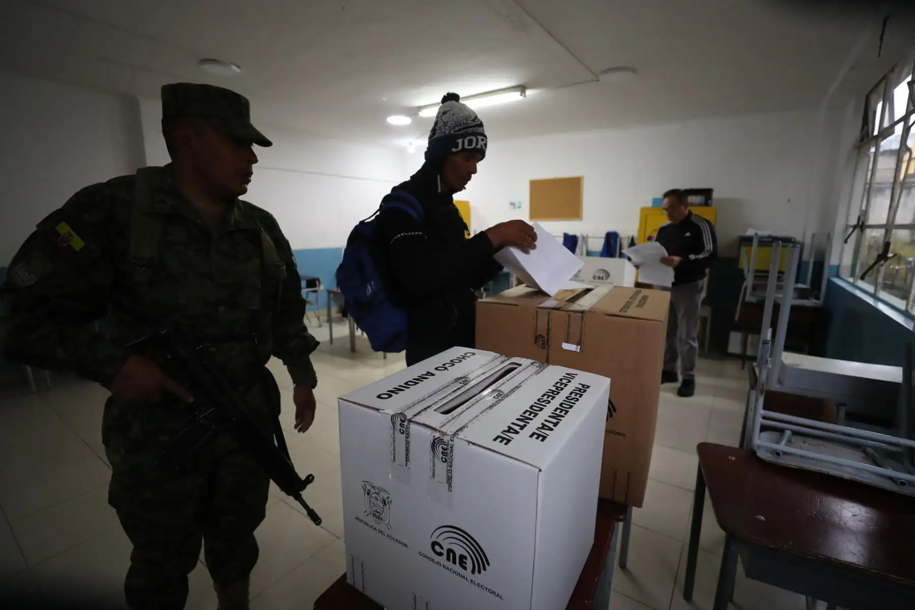 Una persona acude a votar para la jornada de elecciones generales hoy, en Quito (Ecuador). Ecuador inició este domingo la jornada de votación de sus elecciones generales extraordinarias y de dos plebiscitos ambientales contra el petróleo y la minería con la apertura de sus centros de votación, donde están convocados a sufragar más de 13,4 millones de ecuatorianos. Los ecuatorianos votan este domingo para elegir un nuevo presidente o presidenta y a los 137 nuevos integrantes de la Asamblea Nacional (Parlame