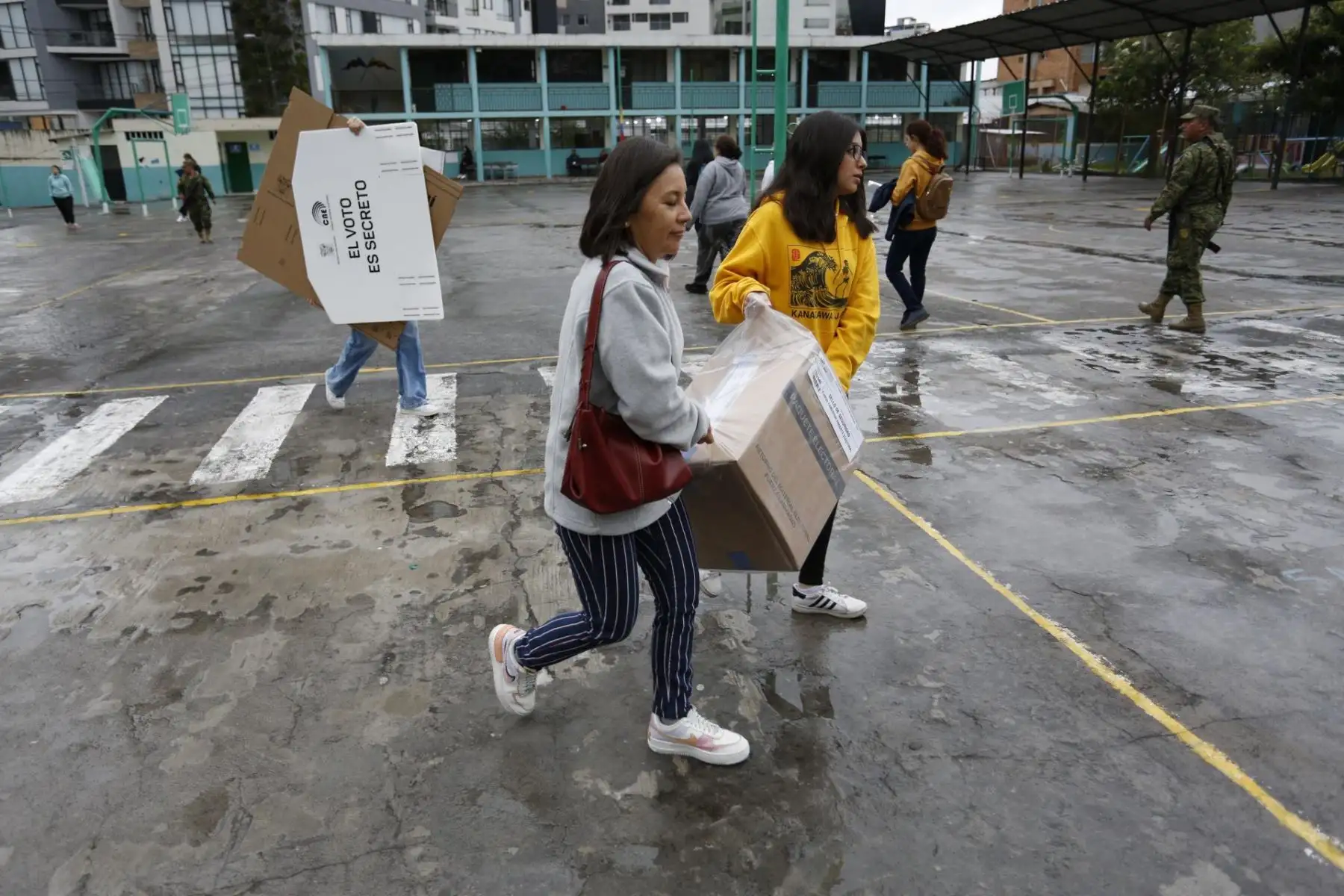 Jurados y trabajadores de las mesas de votación preparan la apertura de los centros electorales para la jornada de elecciones presidenciales de hoy, en Quito (Ecuador). Ecuador inició este domingo la jornada de votación de sus elecciones generales extraordinarias y de dos plebiscitos ambientales contra el petróleo y la minería con la apertura de sus centros de votación, donde están convocados a sufragar más de 13,4 millones de ecuatorianos. Foto: EFE