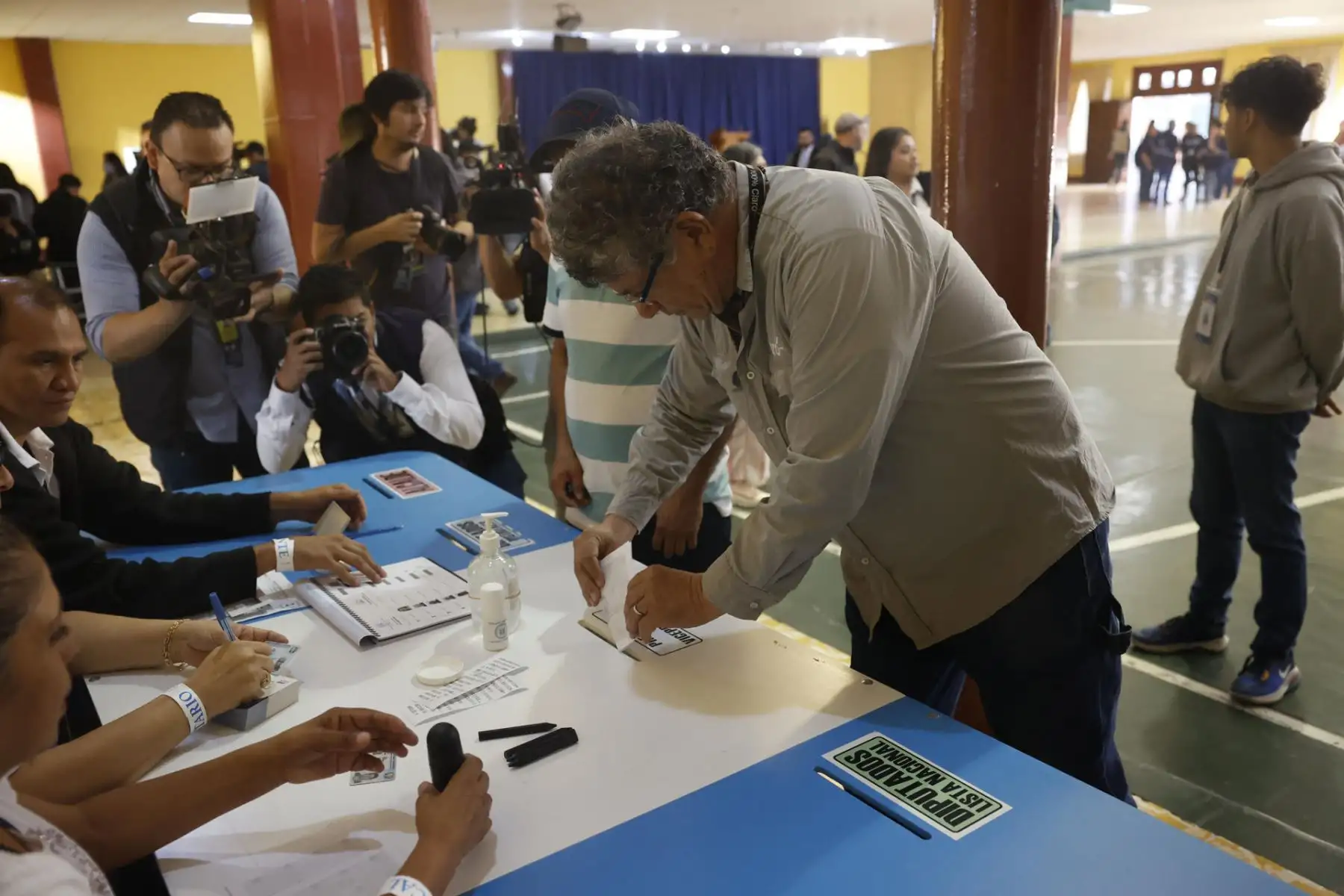 Una persona acude a votar para la segunda vuelta de las elecciones presidenciales hoy, en Ciudad de Guatemala (Guatemala). Los centros de votación de Guatemala abrieron este domingo sus puertas para la jornada electoral, donde el país centroamericano decidirá a su próximo presidente para el período 2024-2028. Son casi 3.500 centros de votación donde 9,3 millones de guatemaltecos están empadronados para ejercer su sufragio. Los candidatos que se disputan la presidencia son la ganadora de la primera vuelta celebrada el pasado 25 de junio, Sandra Torres Casanova, de la Unidad Nacional de la Esperanza (UNE) y el segundo lugar, el académico progresista Bernardo Arévalo de León, del Movimiento Semilla.
Foto: EFE