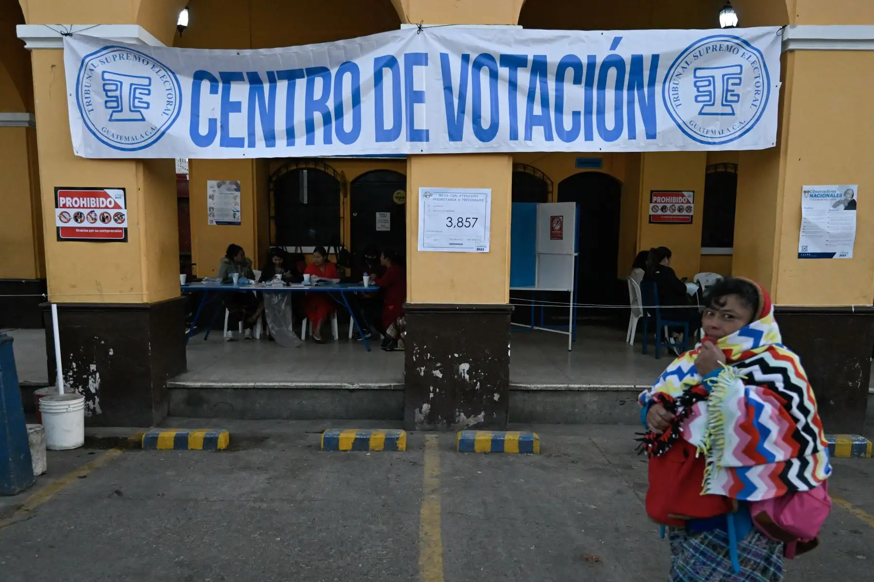 Una mujer camina frente a un centro de votación en el municipio de San Juan Sacatepéquez, durante la segunda vuelta de las elecciones presidenciales de Guatemala el 20 de agosto de 2023. Los guatemaltecos votan el domingo en una segunda vuelta presidencial viciada por los intentos de descalificar al sorpresivo favorito, cuya promesa de romper contra la corrupción ha entusiasmado a los votantes. El forastero reformista Bernardo Arévalo logró una gran sorpresa al terminar segundo en la primera ronda y se enfrentará a Sandra Torres en la segunda vuelta.
Foto: AFP
