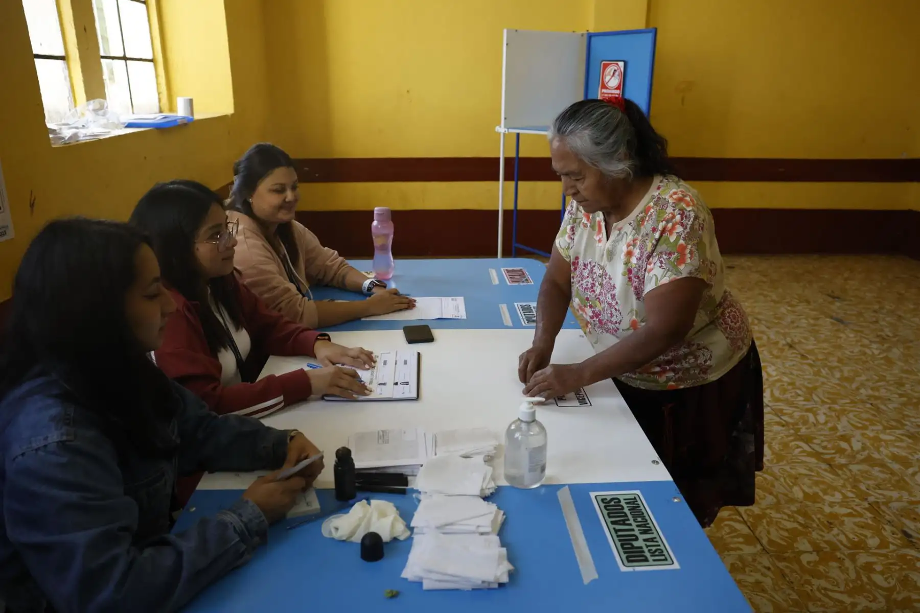 Una persona acude a votar para la segunda vuelta de las elecciones presidenciales hoy, en Ciudad de Guatemala (Guatemala). Los centros de votación de Guatemala abrieron este domingo sus puertas para la jornada electoral, donde el país centroamericano decidirá a su próximo presidente para el período 2024-2028. Son casi 3.500 centros de votación donde 9,3 millones de guatemaltecos están empadronados para ejercer su sufragio. Los candidatos que se disputan la presidencia son la ganadora de la primera vuelta celebrada el pasado 25 de junio, Sandra Torres Casanova, de la Unidad Nacional de la Esperanza (UNE) y el segundo lugar, el académico progresista Bernardo Arévalo de León, del Movimiento Semilla. 
Foto: EFE