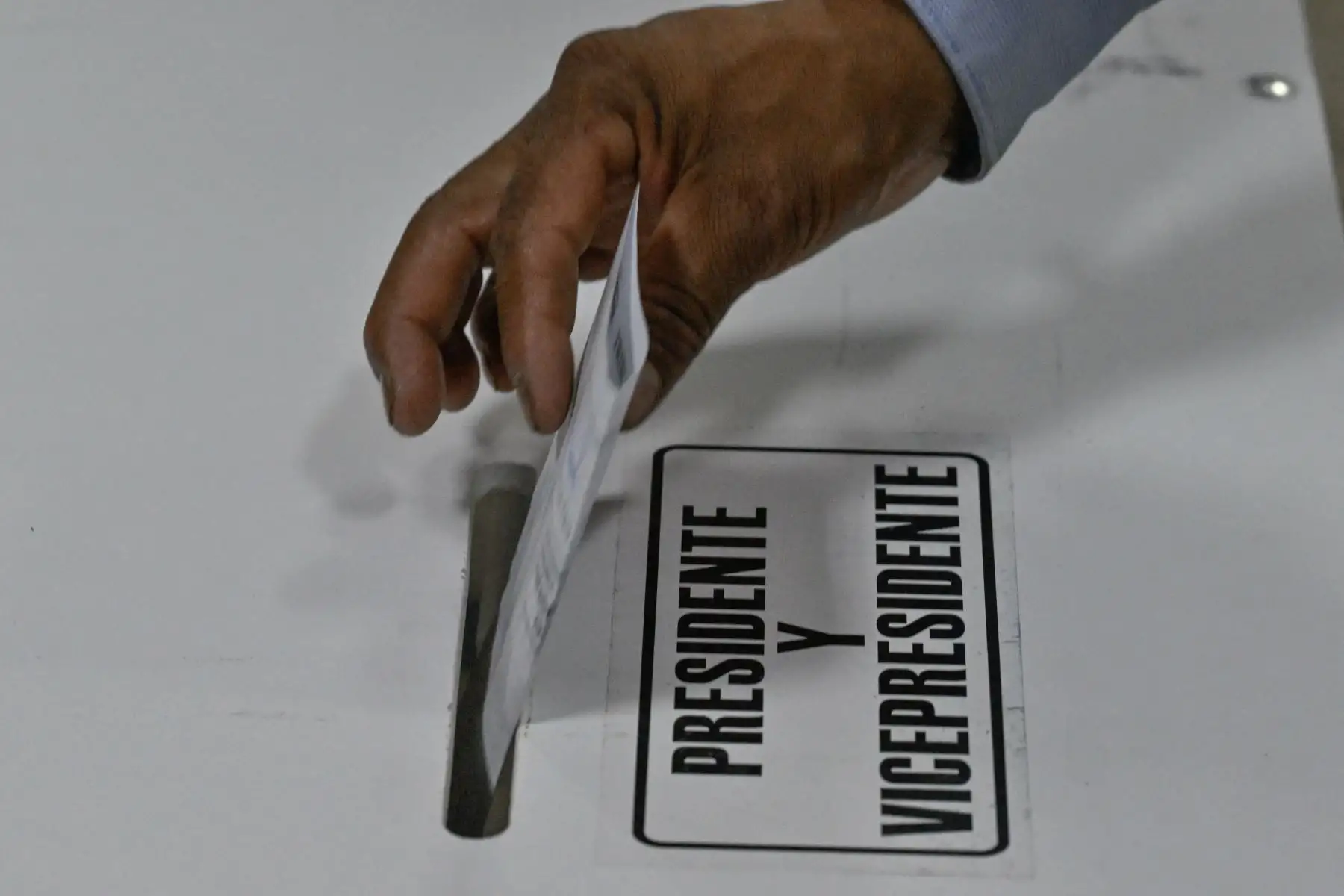 Un votante deposita su voto en un centro de votación en el municipio de San Juan Sacatepéquez, durante la segunda vuelta de las elecciones presidenciales de Guatemala el 20 de agosto de 2023. Los guatemaltecos votan el domingo en una segunda vuelta presidencial viciada por los intentos de descalificar al sorpresivo favorito, cuya promesa tomar medidas enérgicas contra la corrupción ha entusiasmado a los votantes. El forastero reformista Bernardo Arévalo logró una gran sorpresa al terminar segundo en la primera ronda y se enfrentará a Sandra Torres en la segunda vuelta.
Foto: AFP